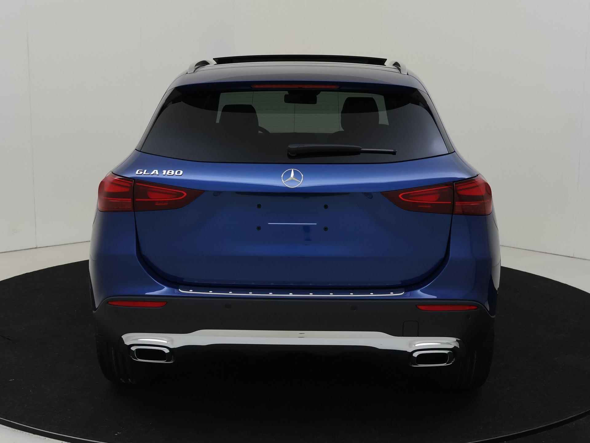 Mercedes-Benz GLA-klasse 180 Star Edition Luxury-Line / Stoelverwarming / Achteruitrijcamera / Trekhaak / - 8/35