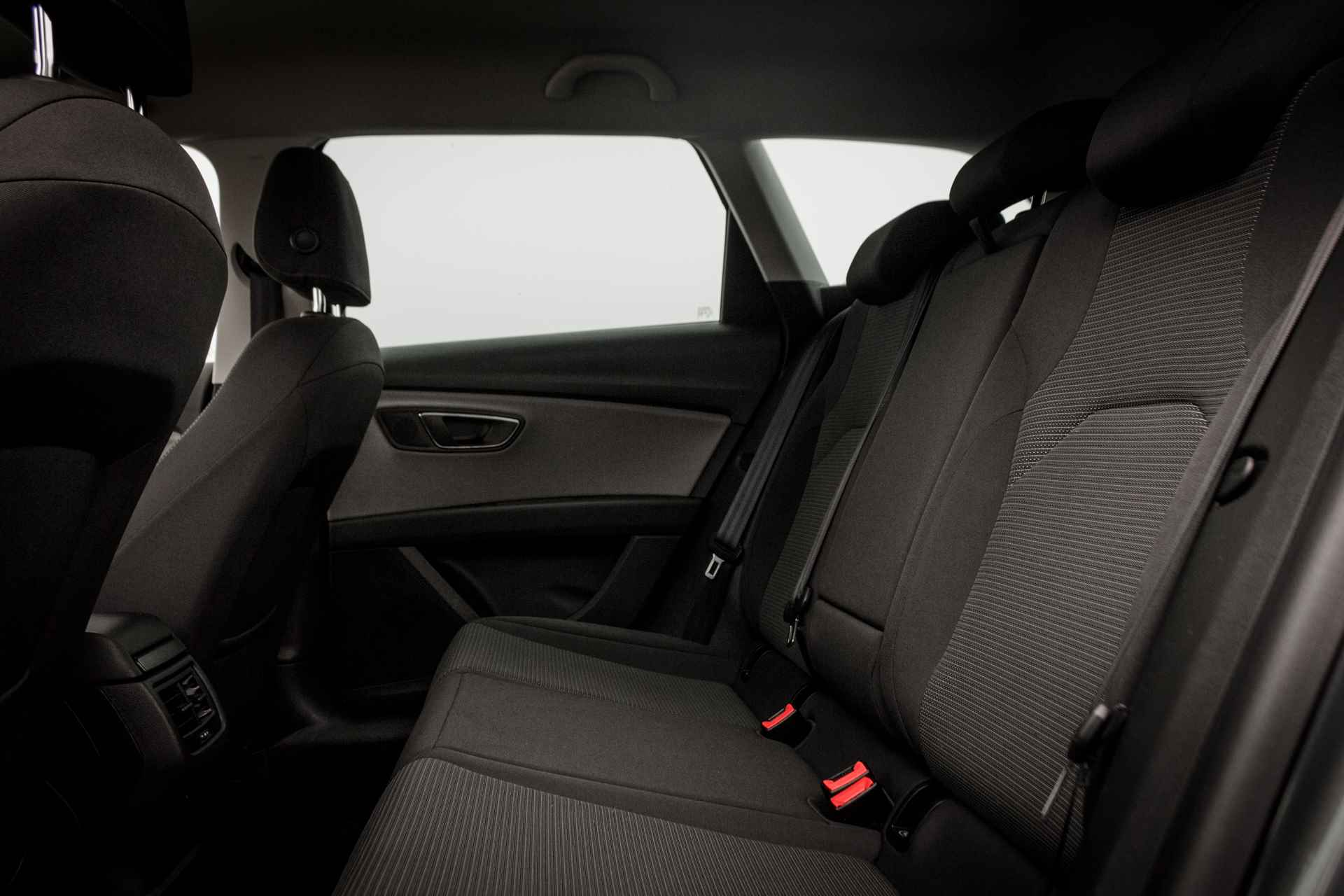 SEAT León ST 1.0 EcoTSI Style Business Intens STATION RIJKLAAR INCL GARANTIE | PDC V/A | Clima | Navigatie | 16 INCH LMV | 6 BAK | - 17/40