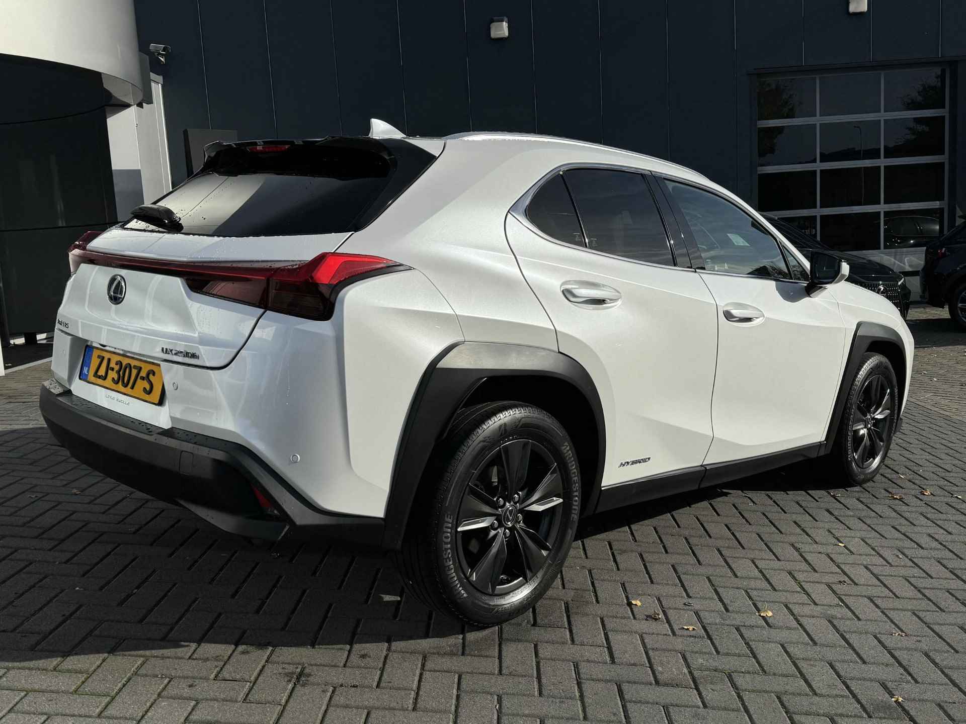 Lexus UX 250h First Edition NL-AUTO TRIPLE-LED STOELVERW PARK-SENSOR DAB+ - 3/34