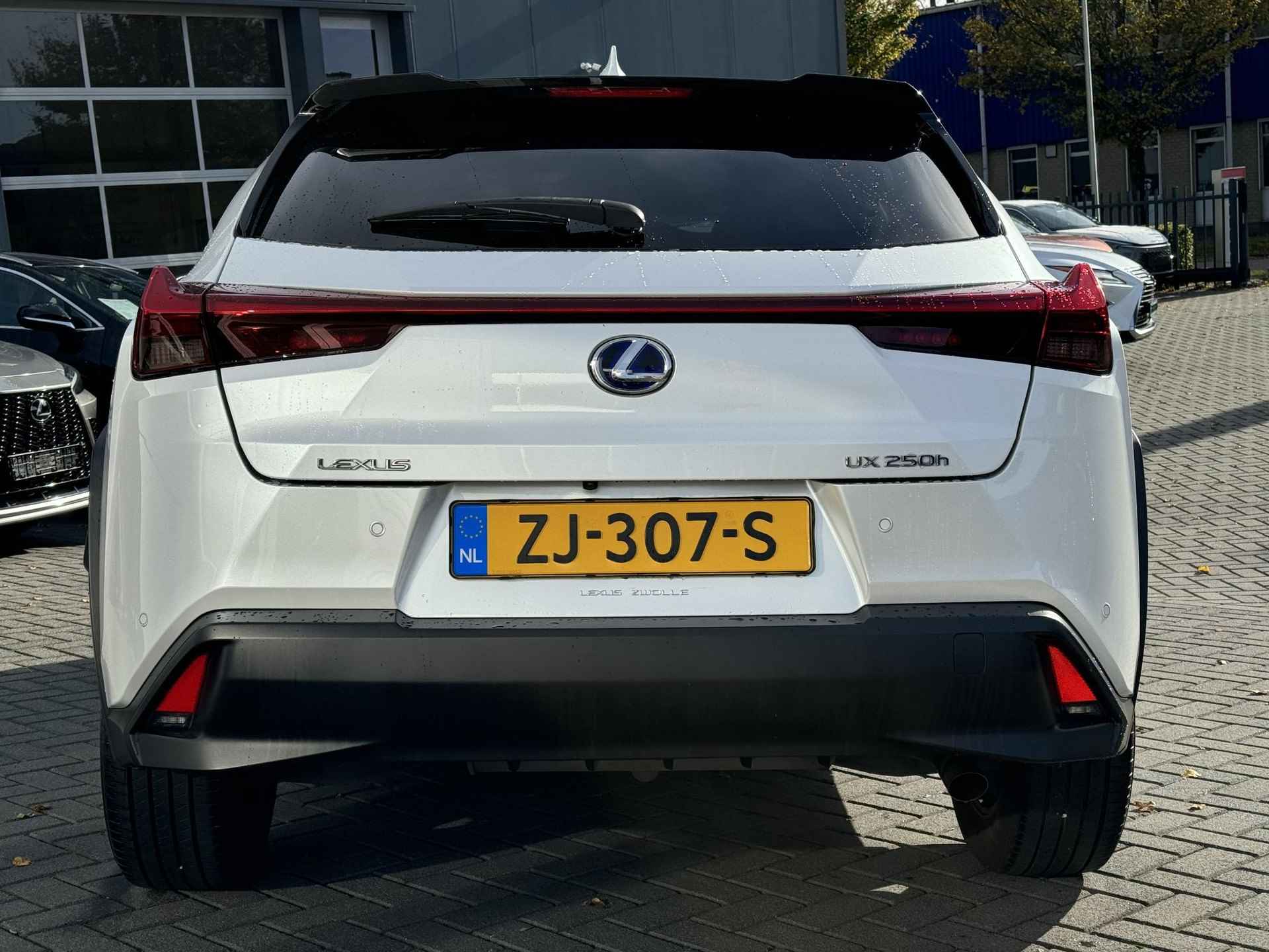 Lexus UX 250h First Edition NL-AUTO TRIPLE-LED STOELVERW PARK-SENSOR DAB+ - 4/34