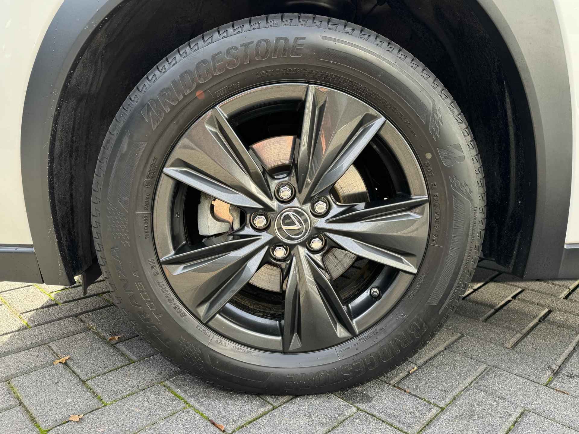 Lexus UX 250h First Edition NL-AUTO TRIPLE-LED STOELVERW PARK-SENSOR DAB+ - 12/34