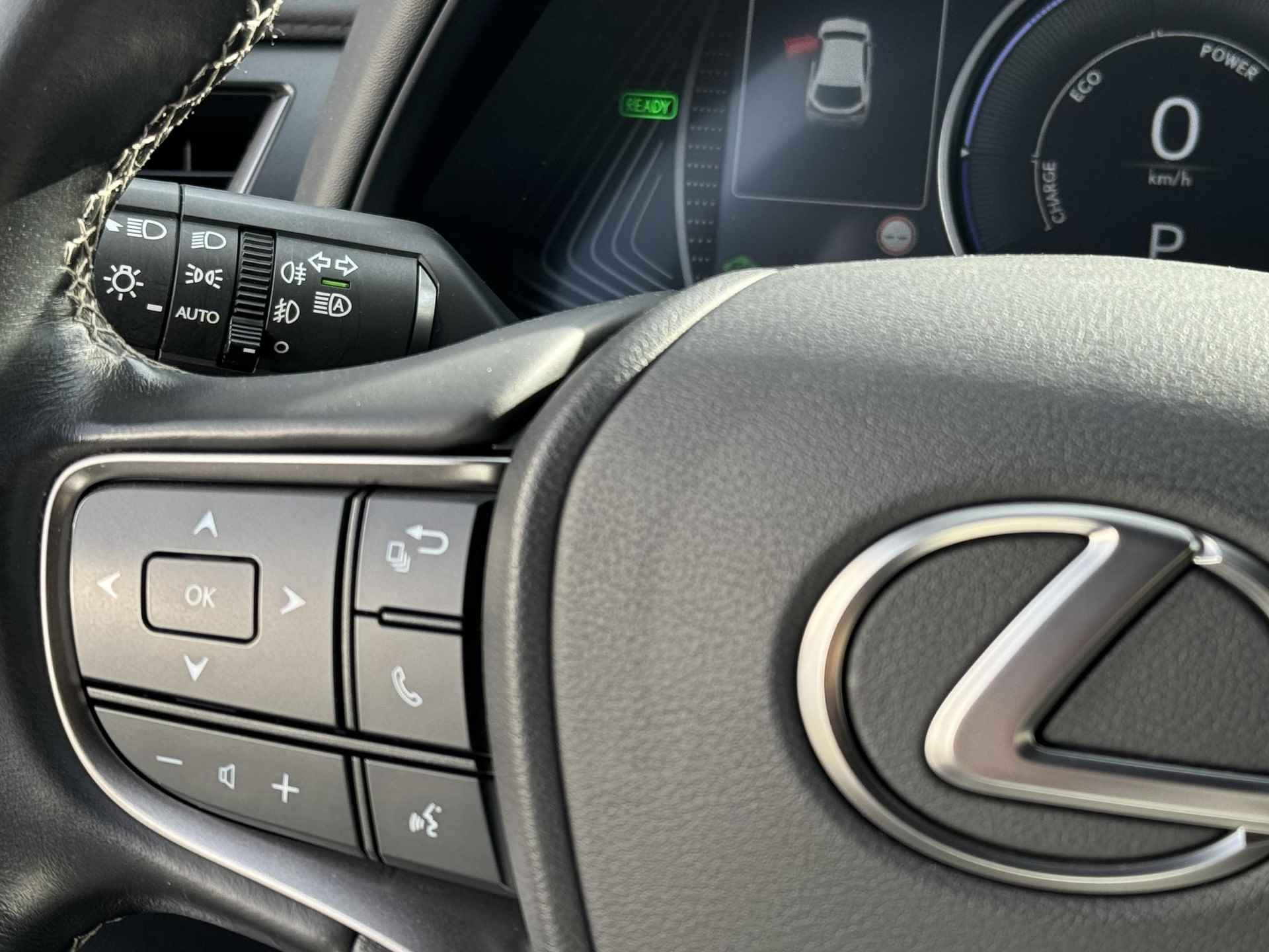 Lexus UX 250h First Edition NL-AUTO TRIPLE-LED STOELVERW PARK-SENSOR DAB+ - 19/34