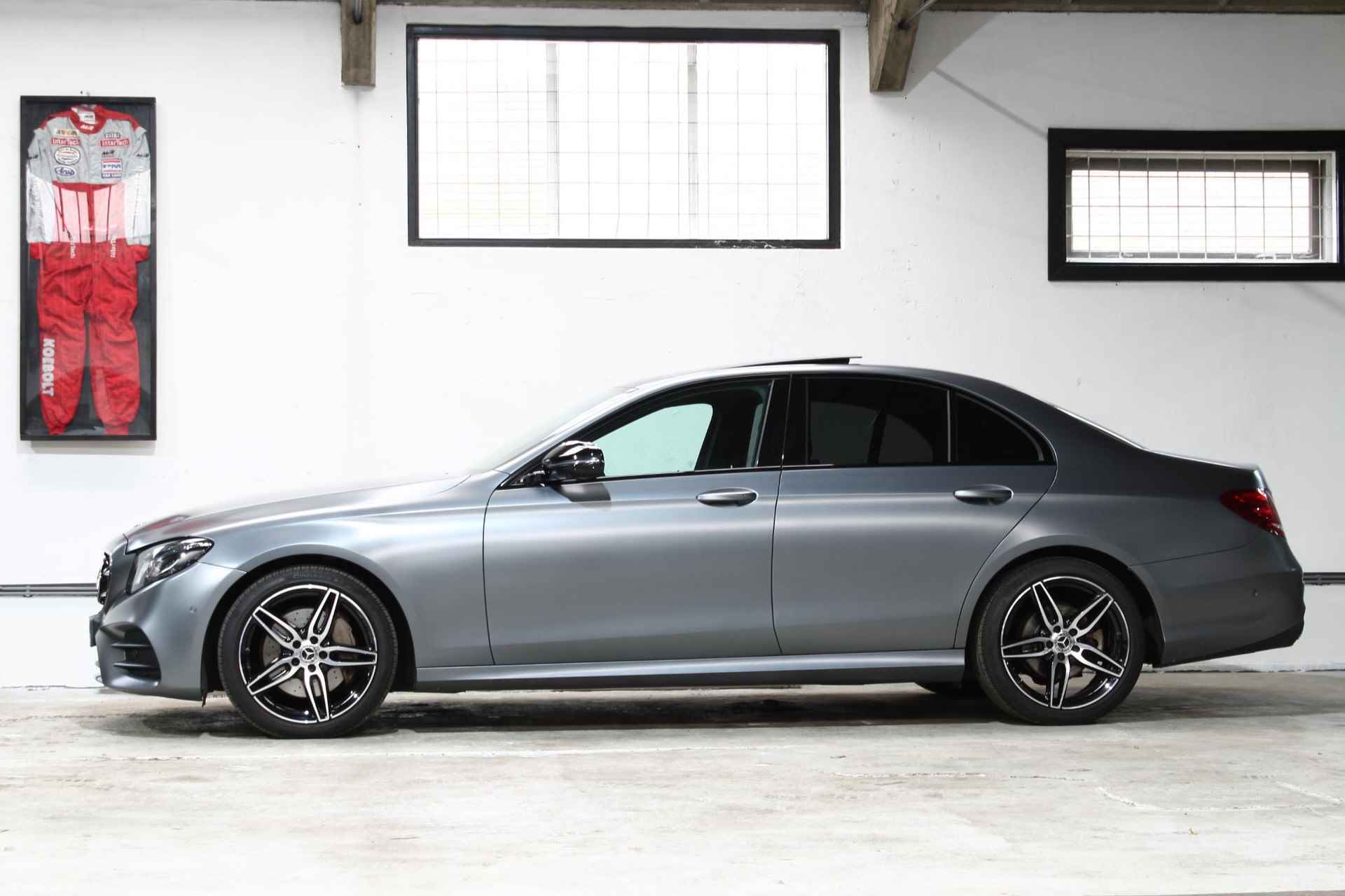 Mercedes-Benz E-klasse 200 Business Solution AMG | Designo Magno | Trekhaak | Panoramadak | Lederen bekleding - 2/27