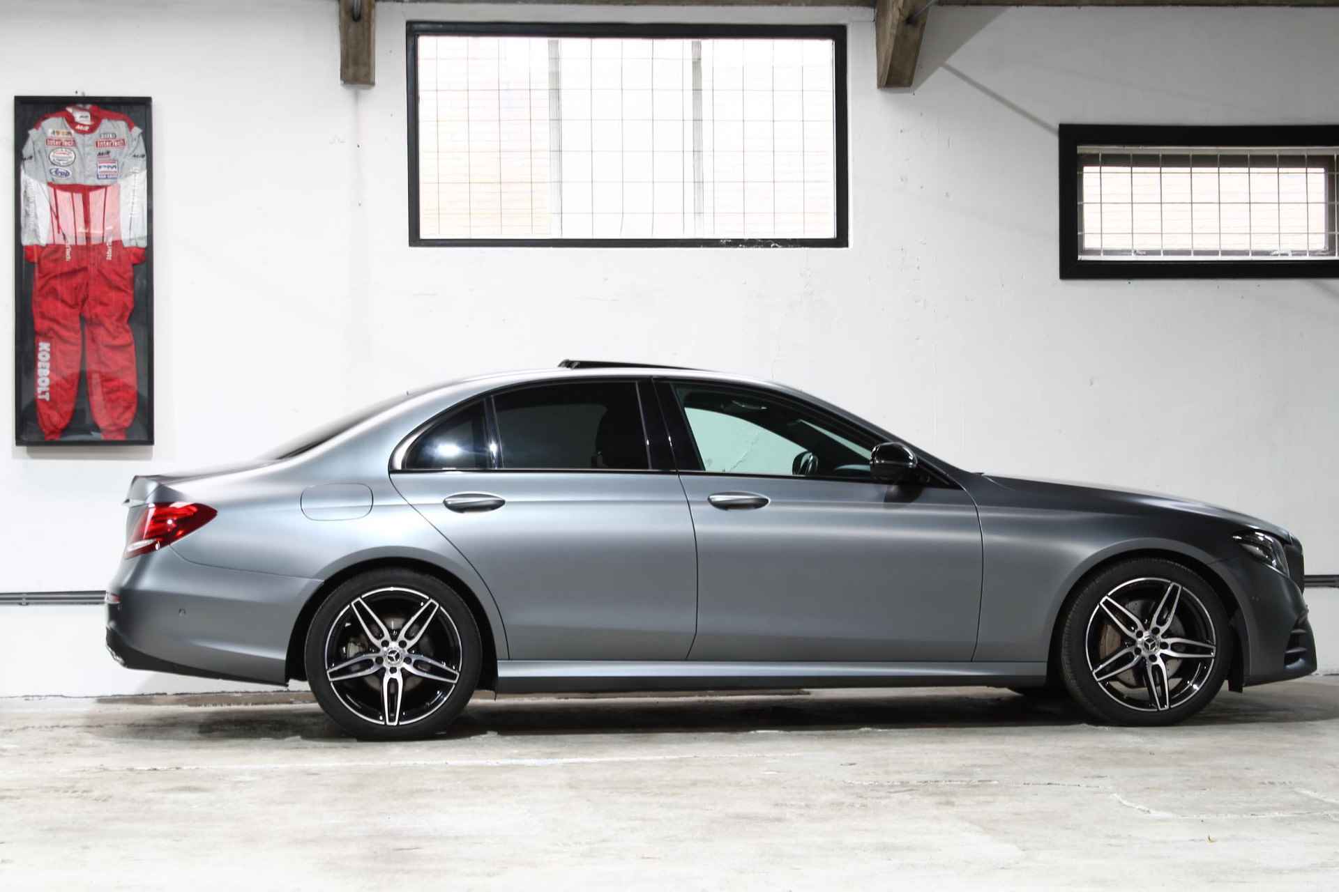 Mercedes-Benz E-klasse 200 Business Solution AMG | Designo Magno | Trekhaak | Panoramadak | Lederen bekleding - 8/27