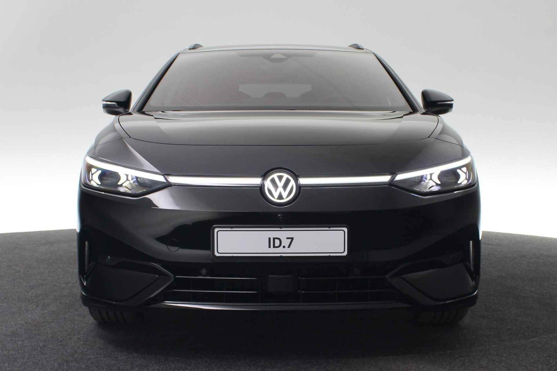 Volkswagen ID.7 Tourer 286PK Pro Business 77 kWh accu | IQ Light | 360 Camera | HUD | Keyless | Side Assist | 20 inch - 22/50