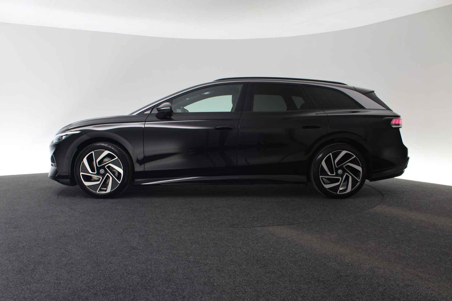 Volkswagen ID.7 Tourer 286PK Pro Business 77 kWh accu | IQ Light | 360 Camera | HUD | Keyless | Side Assist | 20 inch - 24/50