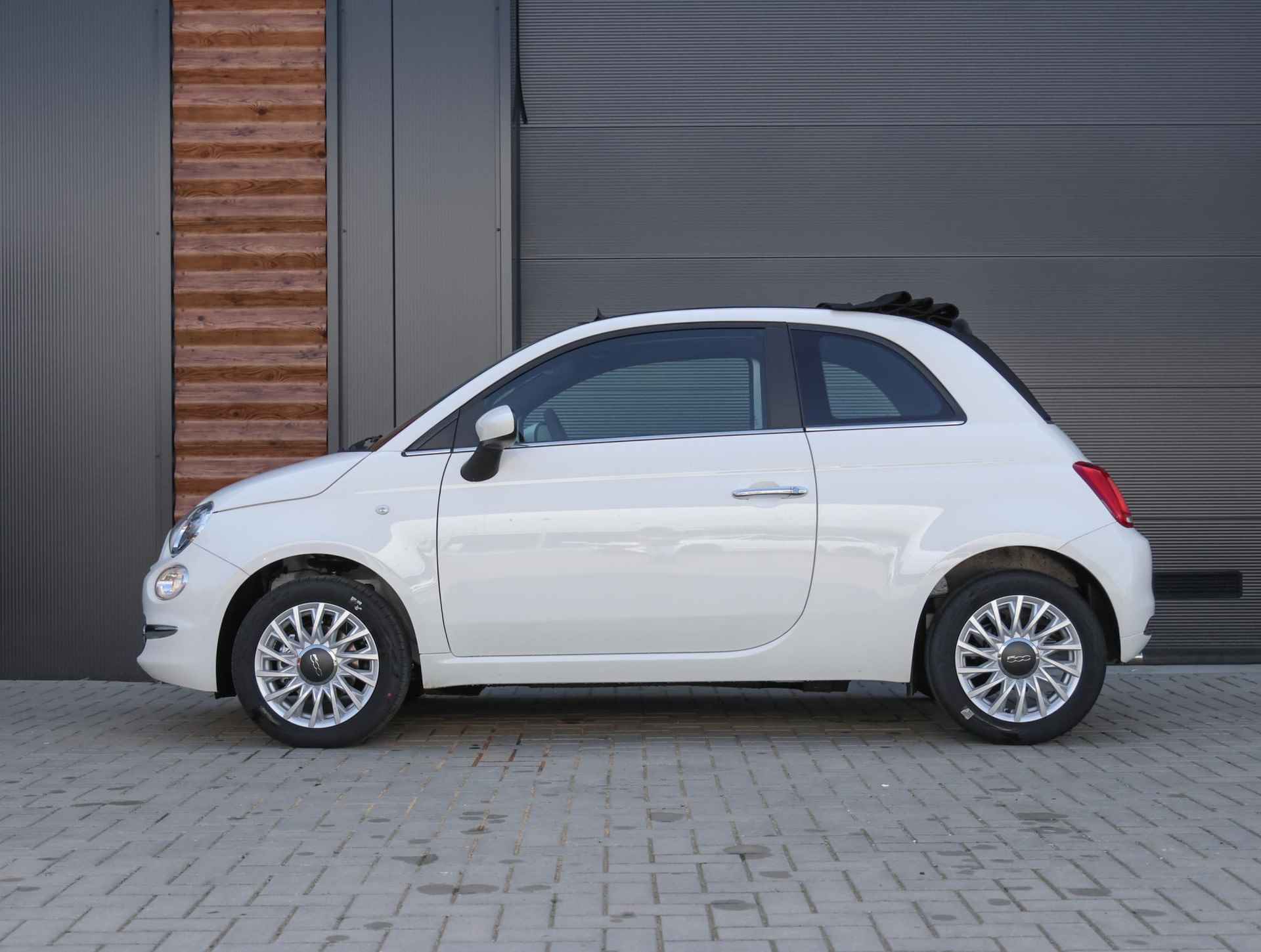 Fiat 500 C 69pk Hybrid Dolcevita Finale (Direct rijden!!/Climate/AppleCarPlay/15"LMV Velg/7"scherm!!) - 3/39