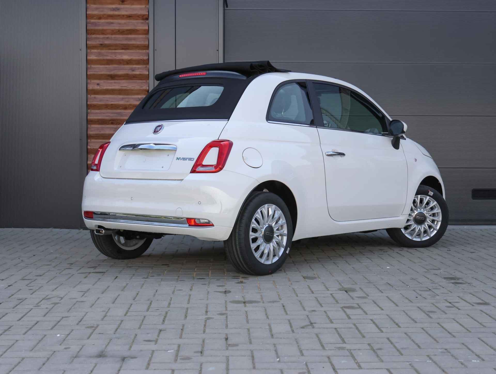 Fiat 500 C 69pk Hybrid Dolcevita Finale (Direct rijden!!/Climate/AppleCarPlay/15"LMV Velg/7"scherm!!) - 4/39