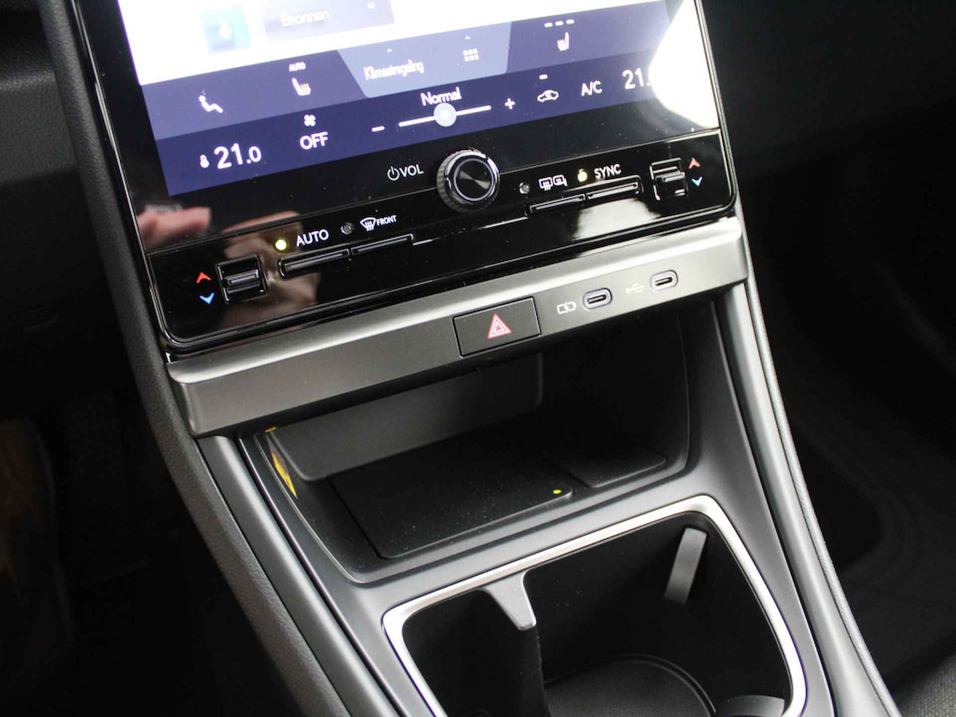 Lexus LBX Business Line | Lexus Link Pro Multimedia | Stoelverwarming | Park Assist | Draadloze telefoonlader | - 11/41