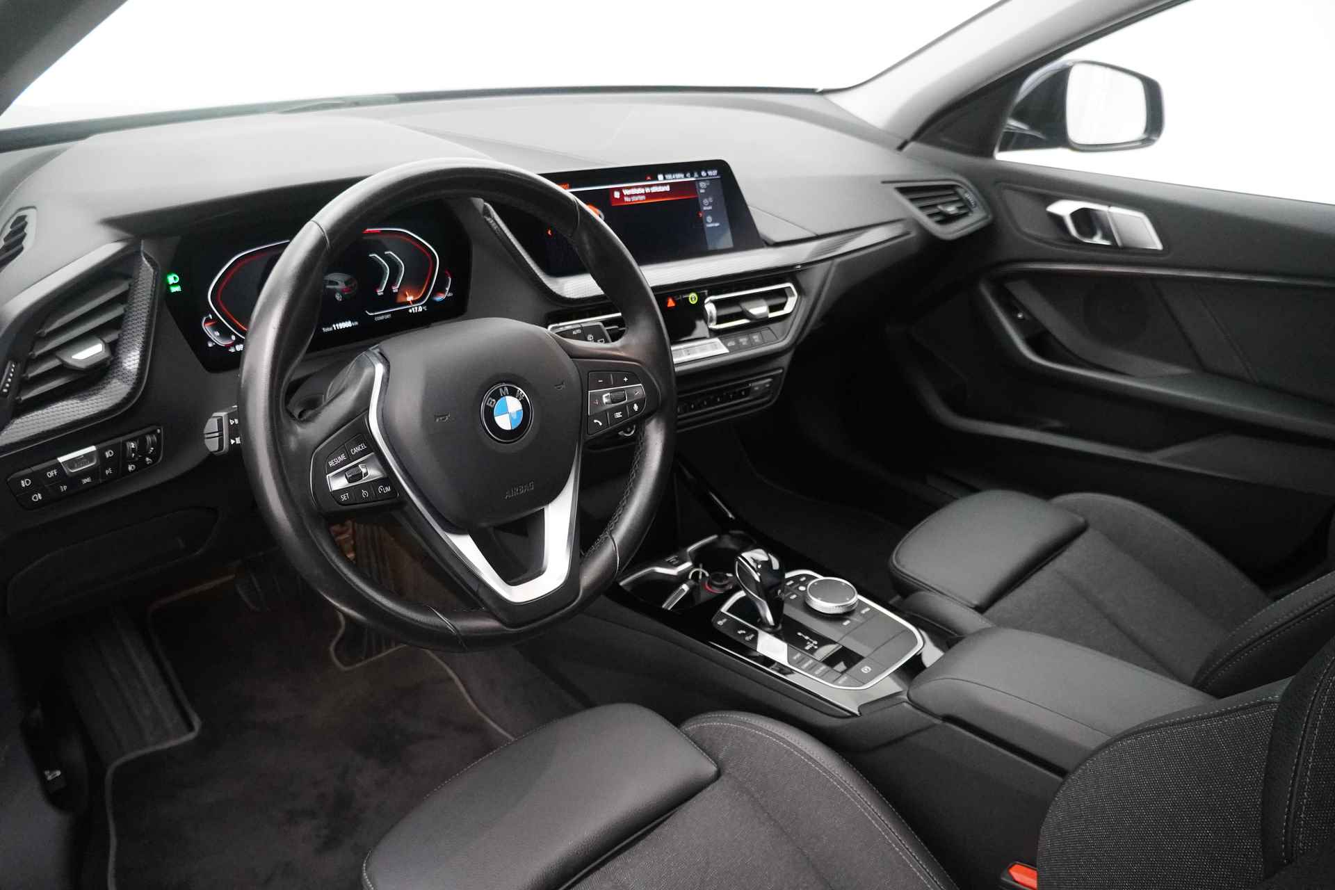 BMW 1-serie BWJ 2020 / 118i 141 PK Executive Edition automaat / Sportstoelen / Clima / Trekhaak / Carplay / Navi / Cruise / Full LED / - 4/34