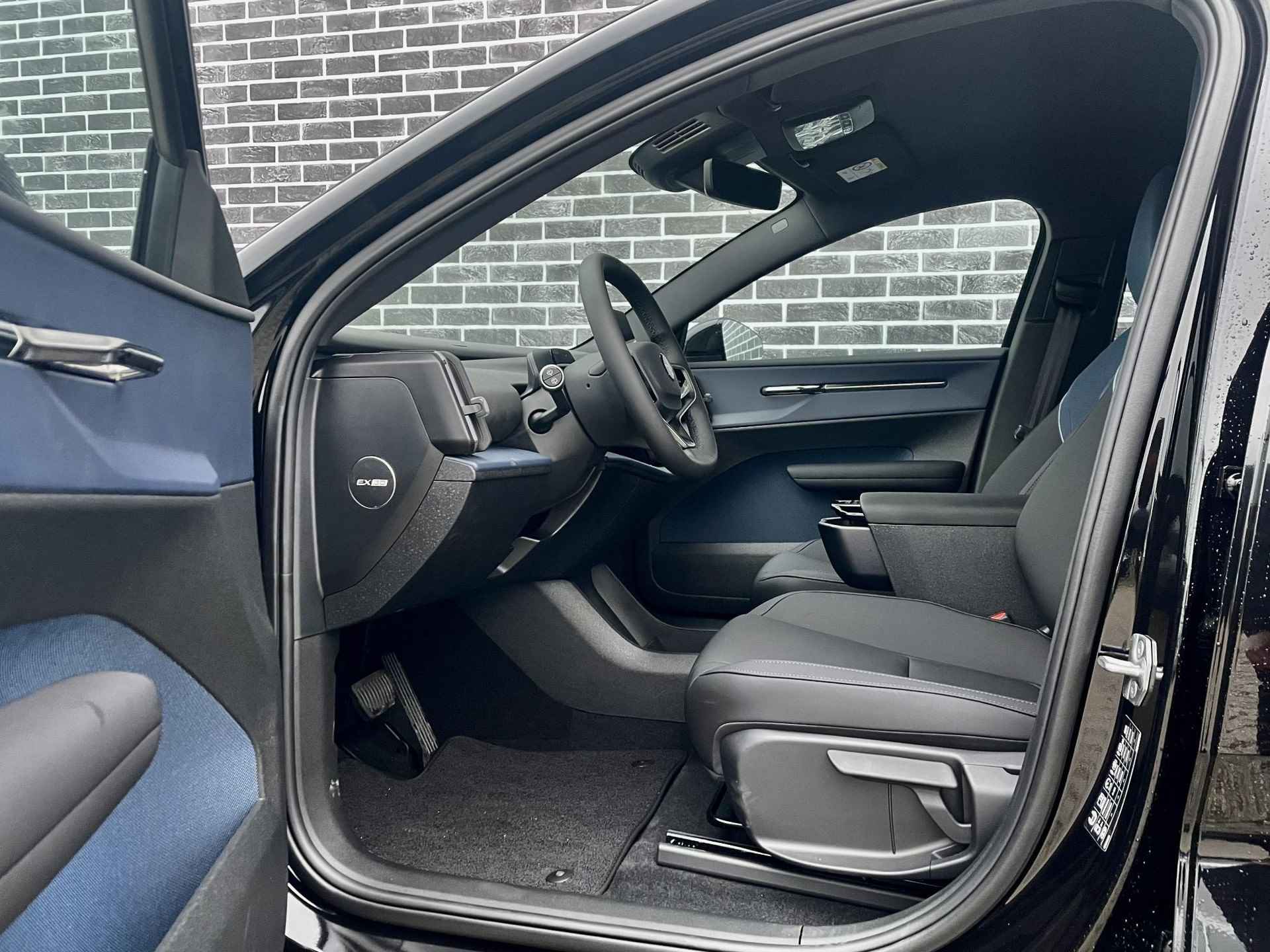 Volvo EX30 Single Motor Extended Range Plus 69 kWh | 20" lichtmetaal velgen | extra getint glas | Harman Kardon audio | Stoel en stuurverwarming - 3/9