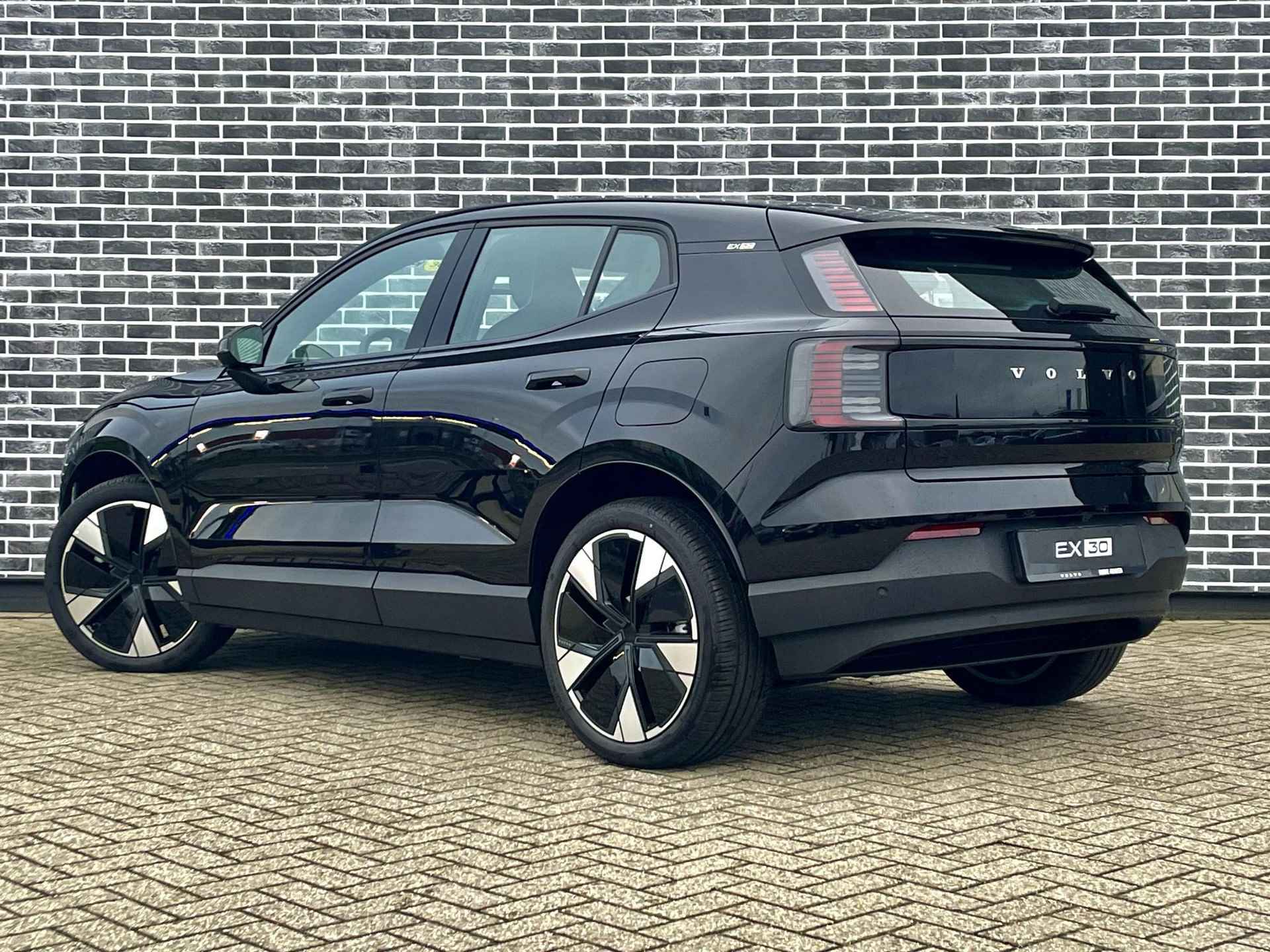 Volvo EX30 Single Motor Extended Range Plus 69 kWh | 20" lichtmetaal velgen | extra getint glas | Harman Kardon audio | Stoel en stuurverwarming - 4/9