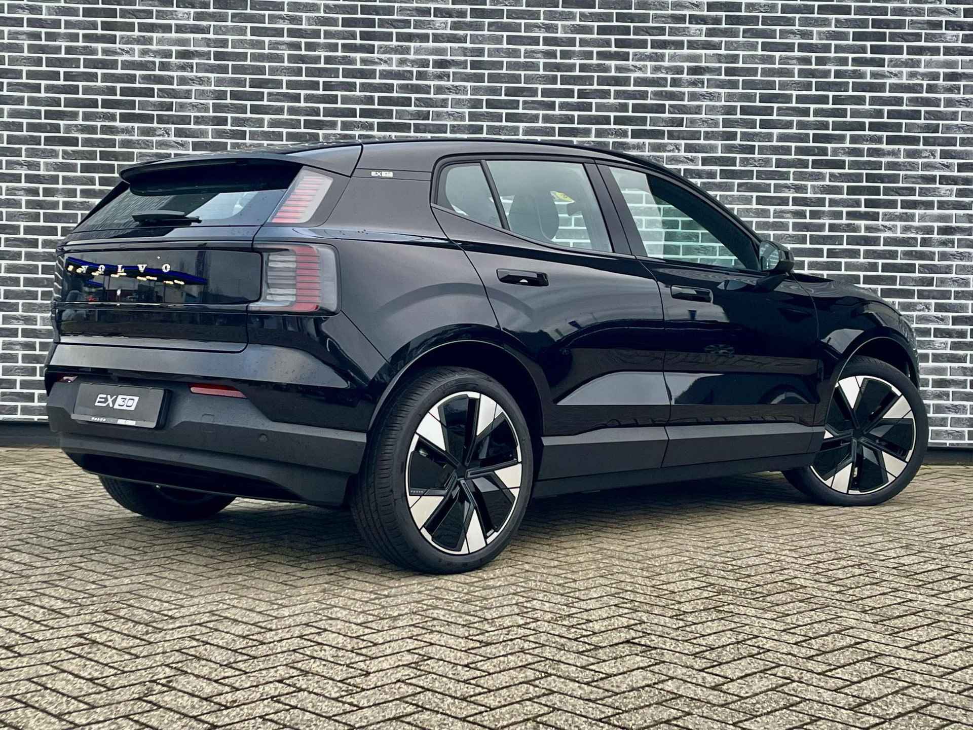 Volvo EX30 Single Motor Extended Range Plus 69 kWh | 20" lichtmetaal velgen | extra getint glas | Harman Kardon audio | Stoel en stuurverwarming - 9/9