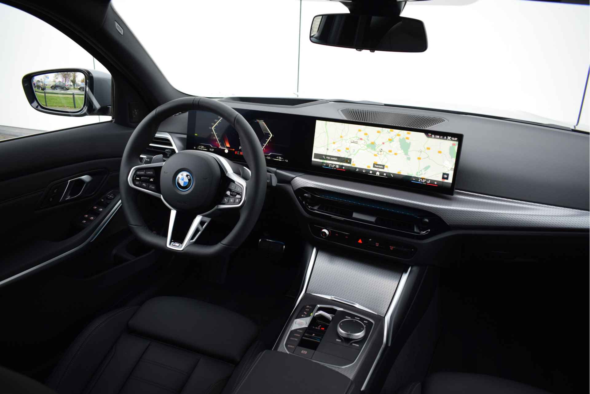 BMW 3 Serie Touring 330e High Executive M Sport Automaat / Sportstoelen / Stoelverwarming / Verwarmd stuurwiel / Adaptieve LED / Active Cruise Control / Harman Kardon / Live Cockpit Professional - 16/31