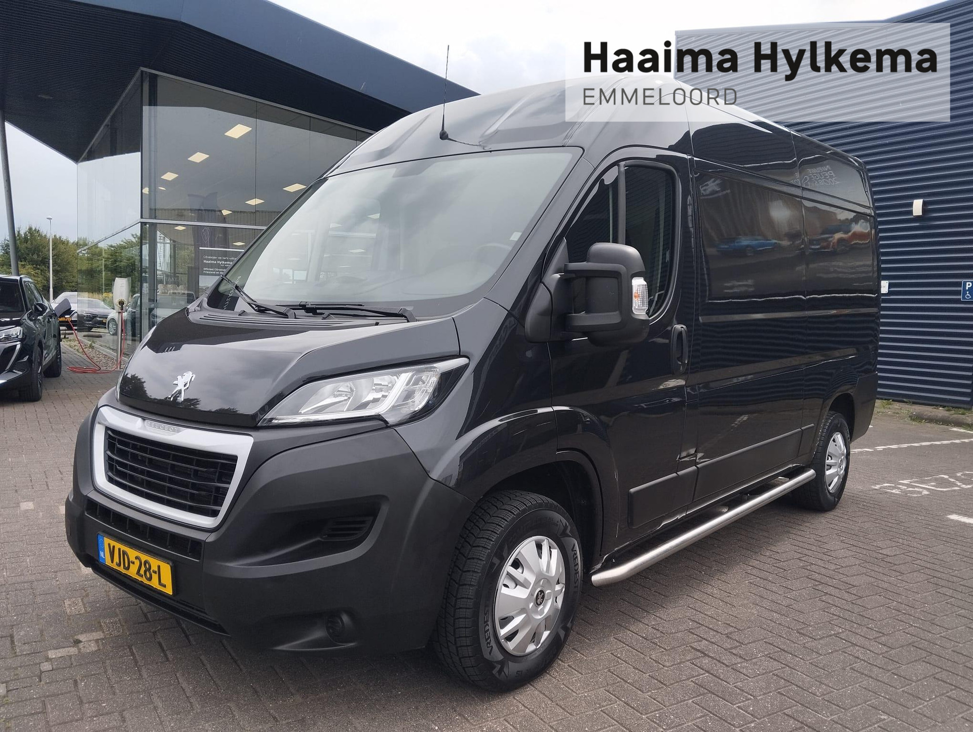 Peugeot Boxer 333 2.2 BlueHDi 140pk L2H2 Premium | Navi | Cruise | Airco | Trekhaak | Camera | Verzwaarde vering | betimmering | Passagiersbank | Comfortstoel |