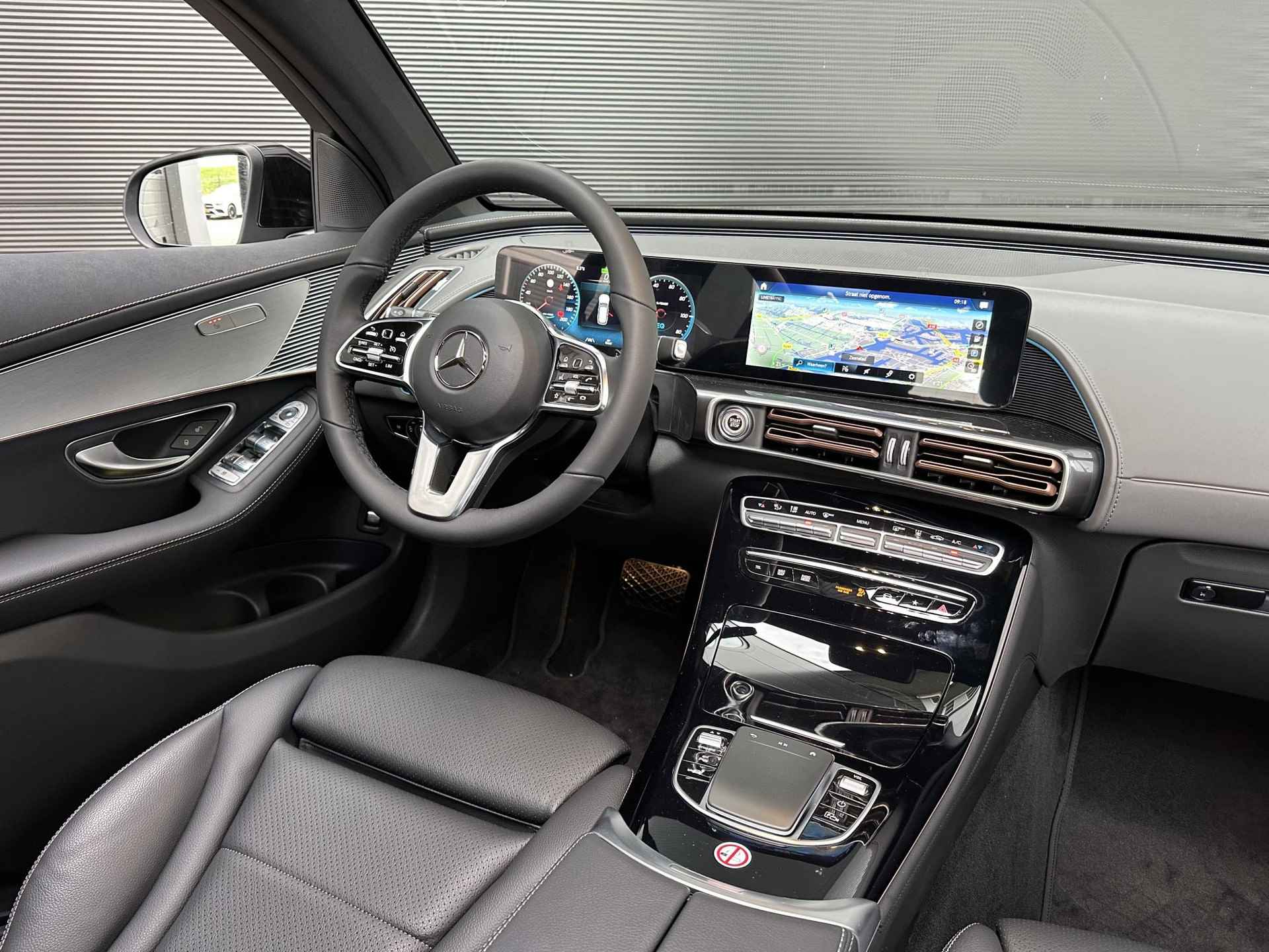 Mercedes-Benz EQC 400 4MATIC AMG Line | Schuifdak | Stoelverwarming | Achteruitrijcamera | Sfeerverlichting | Apple & Android Carplay - 3/14