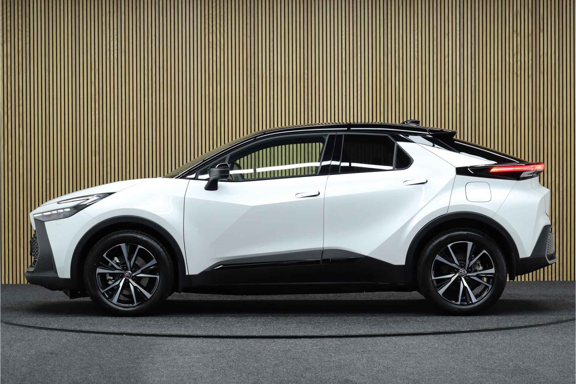 Toyota C-HR 2.0 Plug-in Hybrid 220 First Edition PHEV Navigatie | Winterpakket | Adaptieve Cruise | Parkeerhulp - 2/33