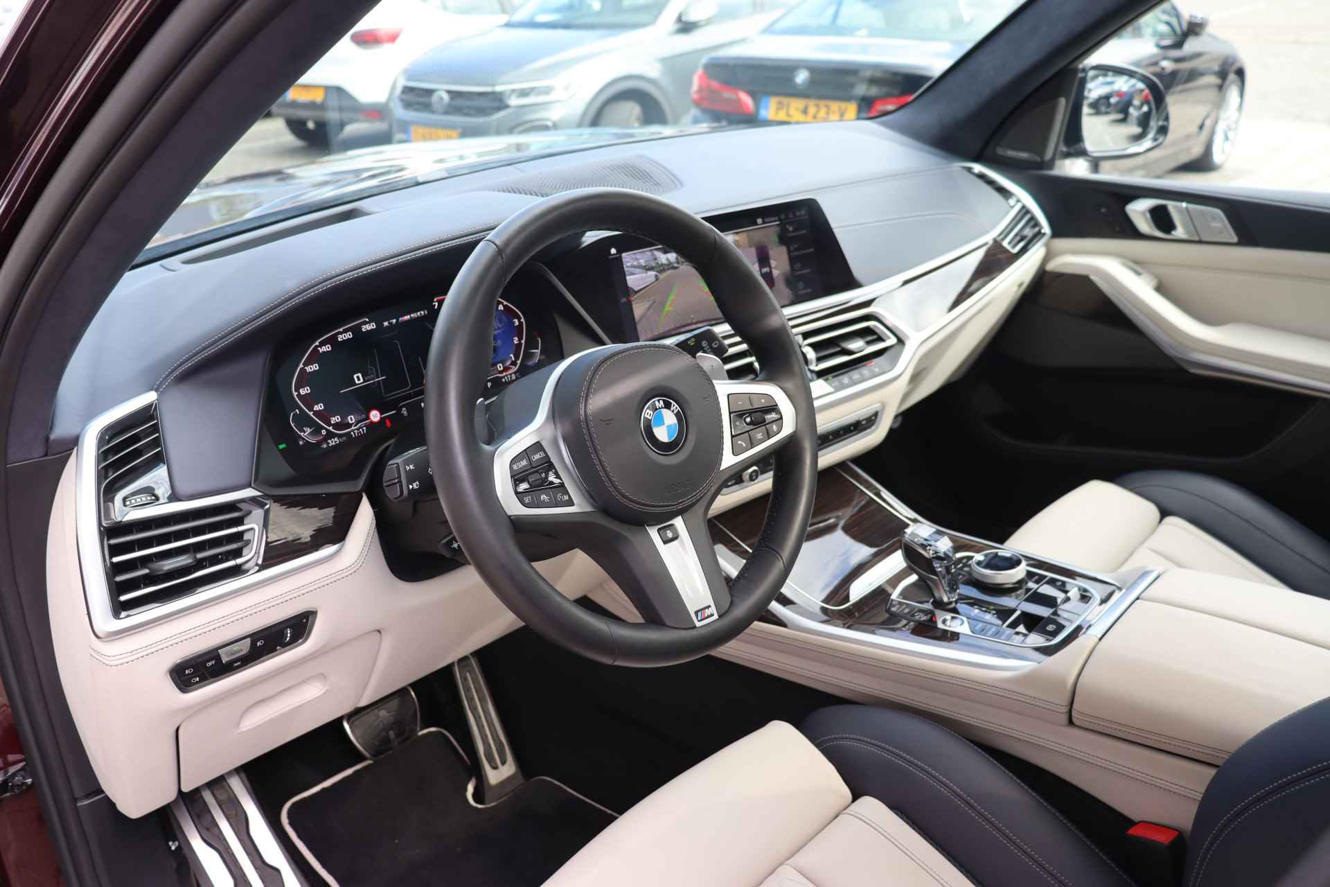 BMW X7 M50i High Executive Automaat / 7 zitplaatsen / Trekhaak / Laserlight / Parking Assistant Plus / Soft Close / Active Steering / Gesture Control / Comfortstoelen / Live Cockpit Professional - 15/37