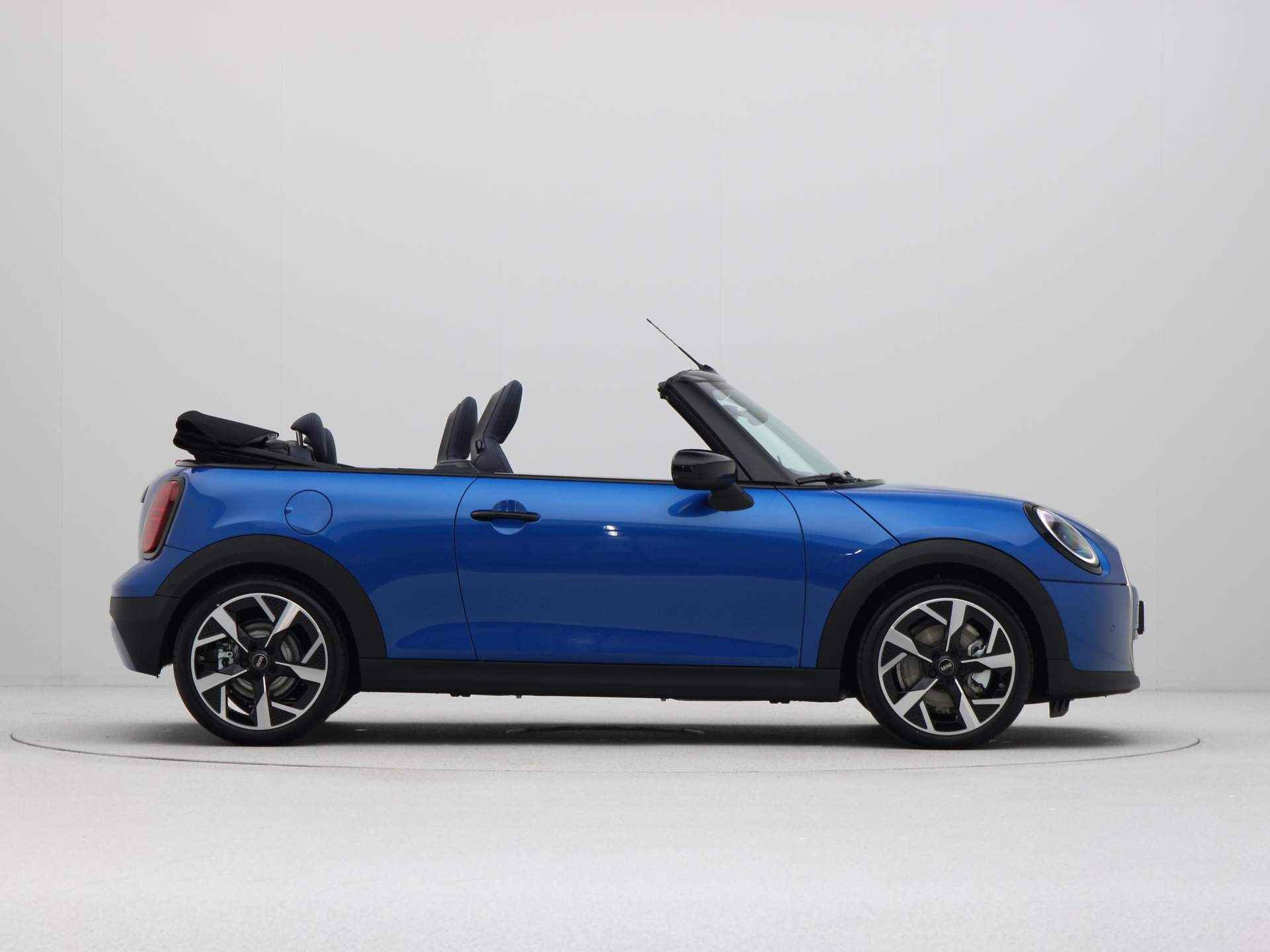 MINI Cooper Cabrio C Favoured Pakket M PRIVATE LEASE EUR 749,- (48 mnd/10.000 km) - 12/30