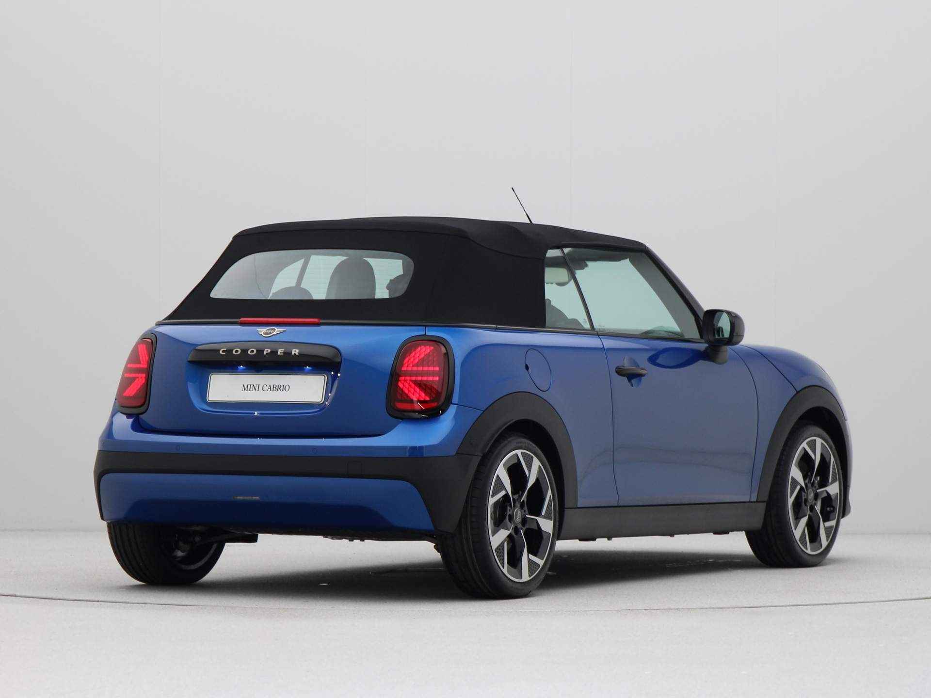 MINI Cooper Cabrio C Favoured Pakket M PRIVATE LEASE EUR 749,- (48 mnd/10.000 km) - 15/30