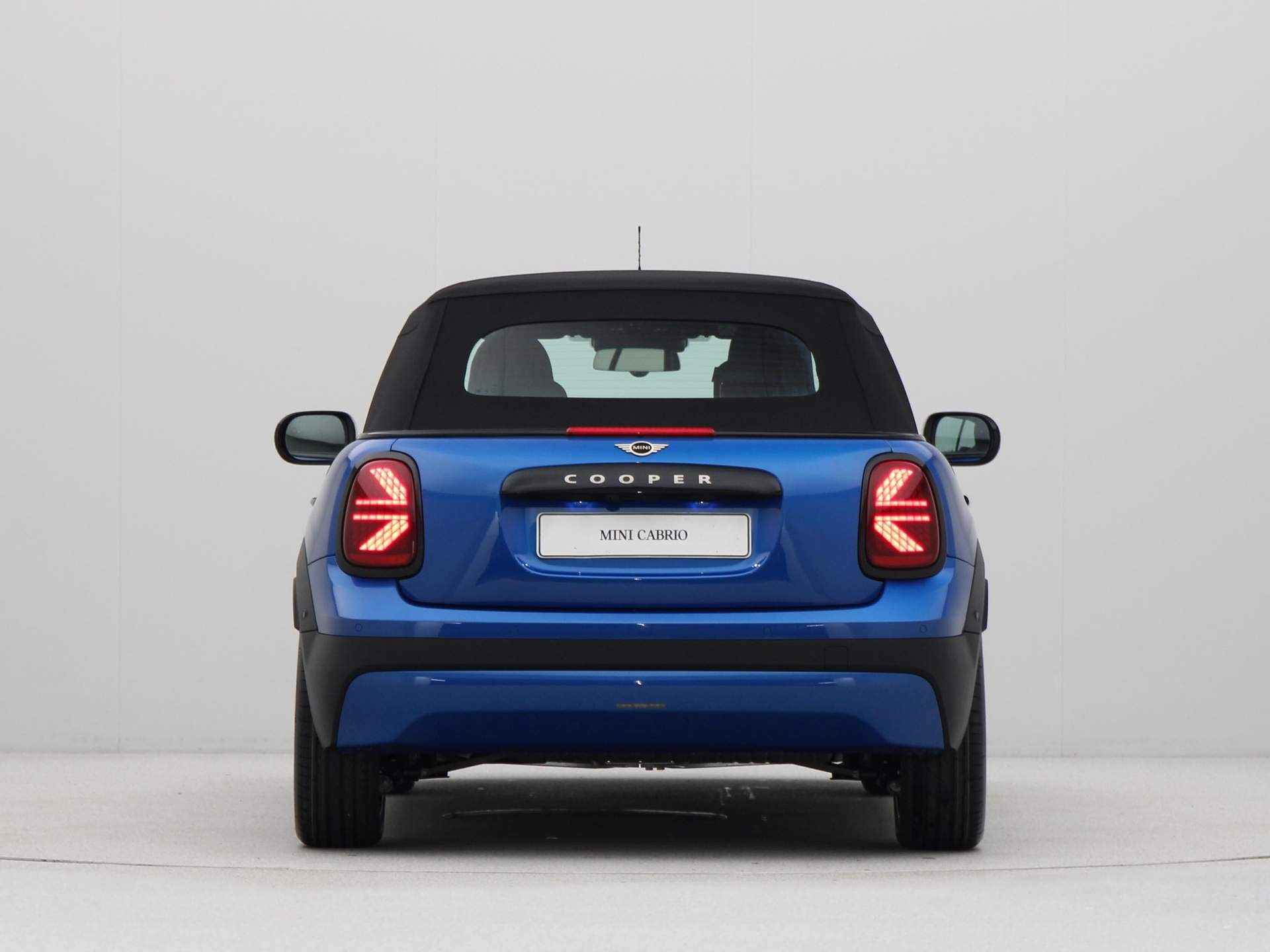 MINI Cooper Cabrio C Favoured Pakket M PRIVATE LEASE EUR 749,- (48 mnd/10.000 km) - 17/30