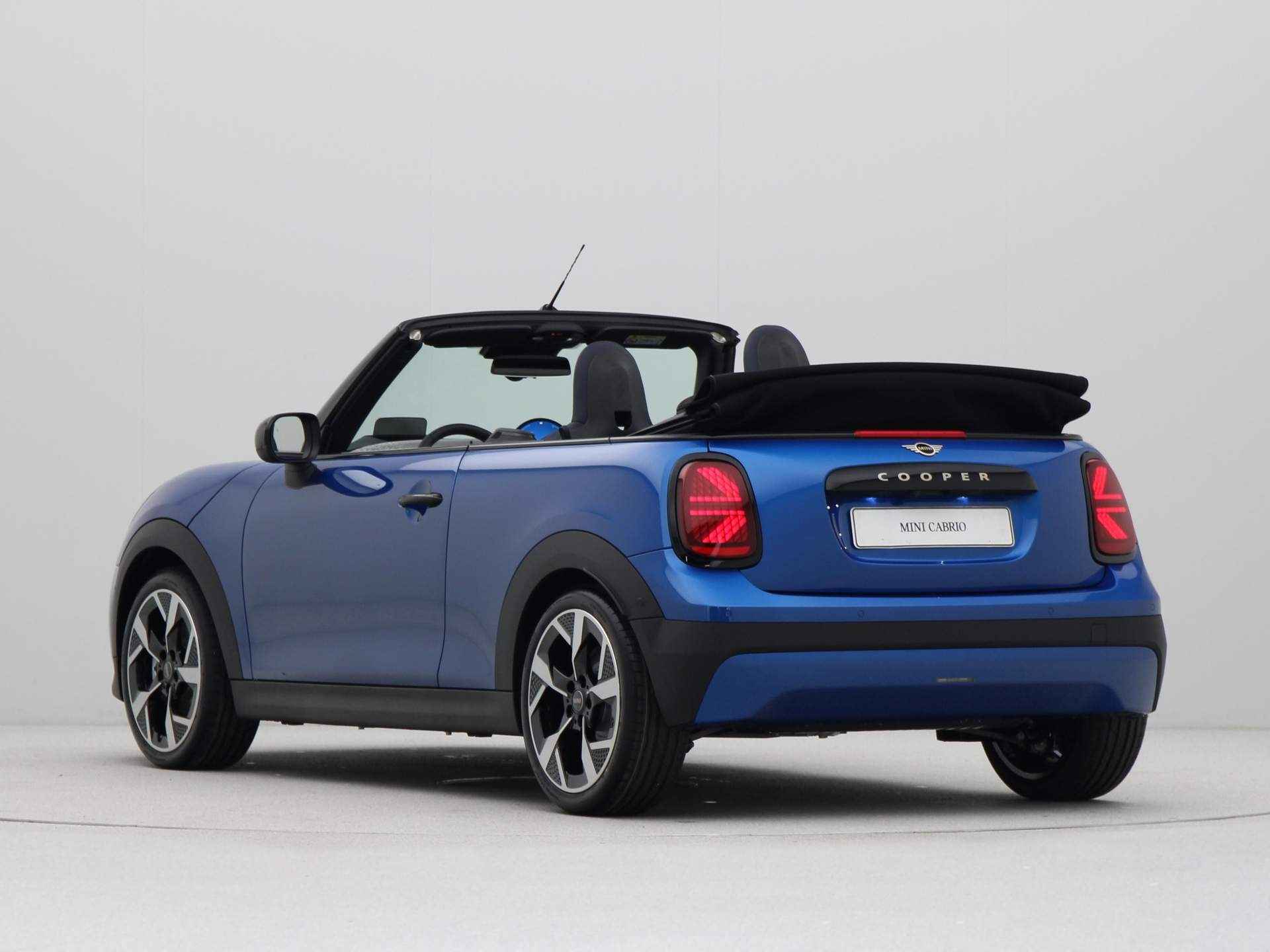 MINI Cooper Cabrio C Favoured Pakket M PRIVATE LEASE EUR 749,- (48 mnd/10.000 km) - 18/30