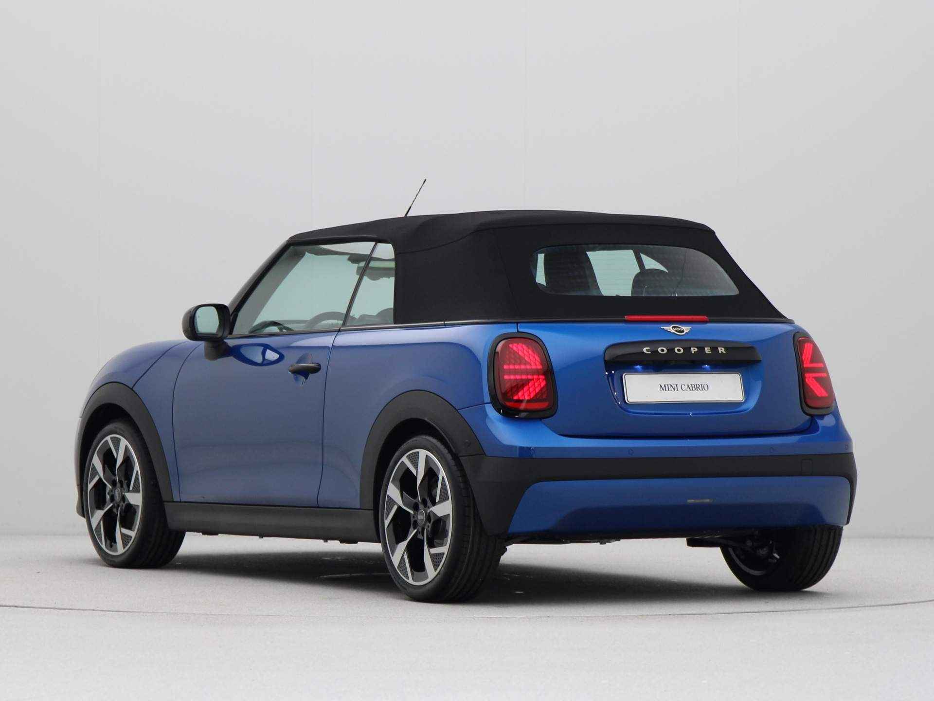 MINI Cooper Cabrio C Favoured Pakket M PRIVATE LEASE EUR 749,- (48 mnd/10.000 km) - 19/30