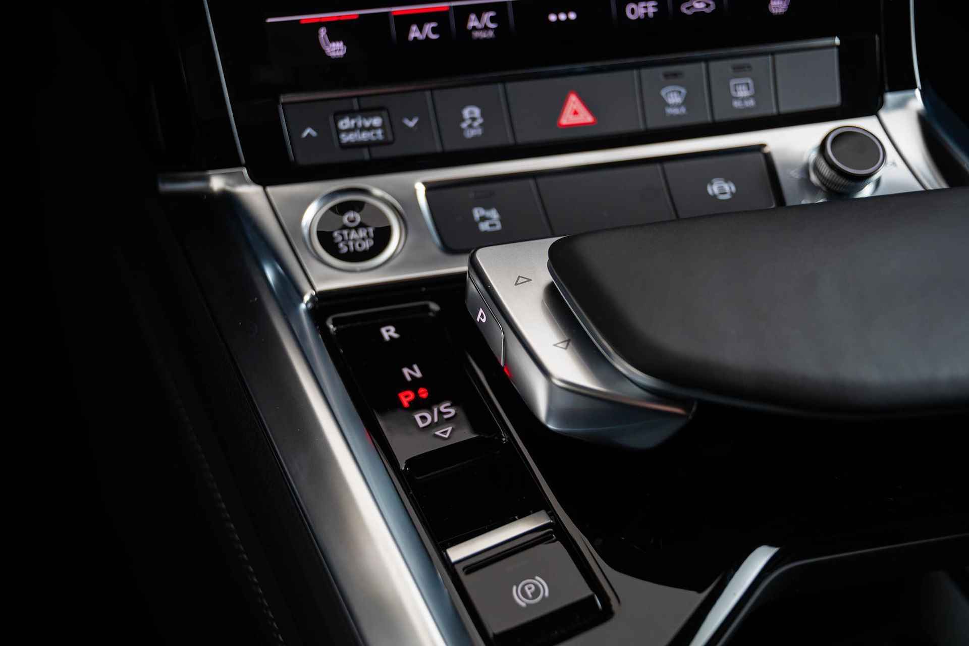 Audi e-tron Sportback 55 quattro Business edition 95 kWh Trekhaak - S-line interieur - 360° cameras - head up - Stoelverwarming voor/achter - Verkeersbordherkenning - Comfortsleutel - Privacy glas - - 17/81