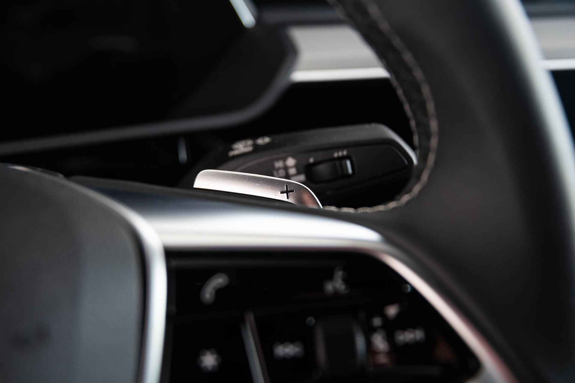 Audi e-tron Sportback 55 quattro Business edition 95 kWh Trekhaak - S-line interieur - 360° cameras - head up - Stoelverwarming voor/achter - Verkeersbordherkenning - Comfortsleutel - Privacy glas - - 51/81