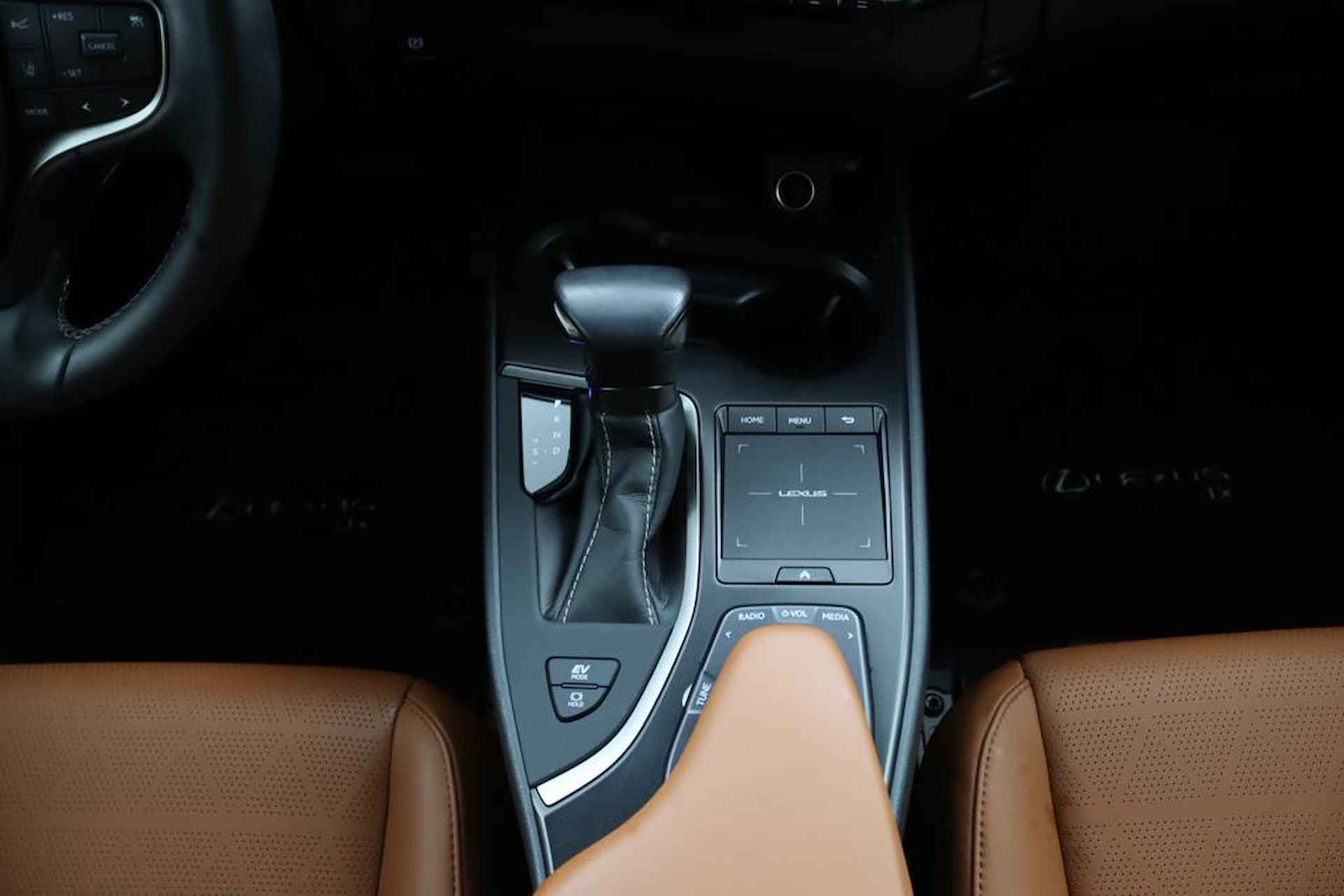 Lexus UX 250h Preference Line | Lederen bekleding | Stoelverwarming | 18 Inch Lichtmetalen velgen | Apple Carplay - 26/51