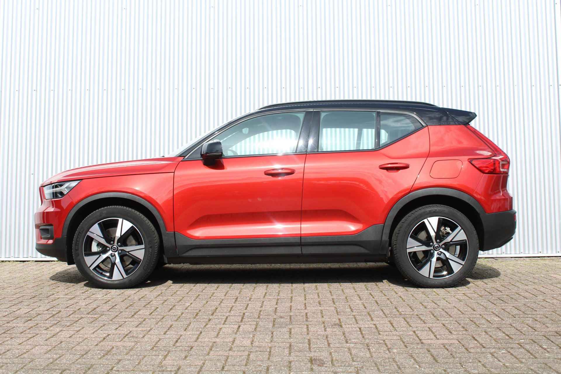 Volvo XC40 Recharge P8 AWD R-Design, | Dealeronderhouden | 360° Camera | Elektrisch verstelbare voorstoelen + bestuurdersstoel met geheugen | Voorstoelen/stuur verwarmd | Harman/Kardon audio systeem | Draadloze telefoonoplader | Lederen bekleding | 19'' Lichtmetalen velgen | Parkeerverwarming - 4/57