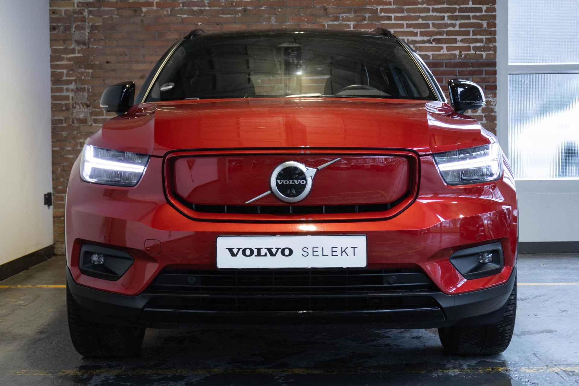 Volvo XC40 Recharge P8 AWD R-Design, | Dealeronderhouden | 360° Camera | Elektrisch verstelbare voorstoelen + bestuurdersstoel met geheugen | Voorstoelen/stuur verwarmd | Harman/Kardon audio systeem | Draadloze telefoonoplader | Lederen bekleding | 19'' Lichtmetalen velgen | Parkeerverwarming - 7/49