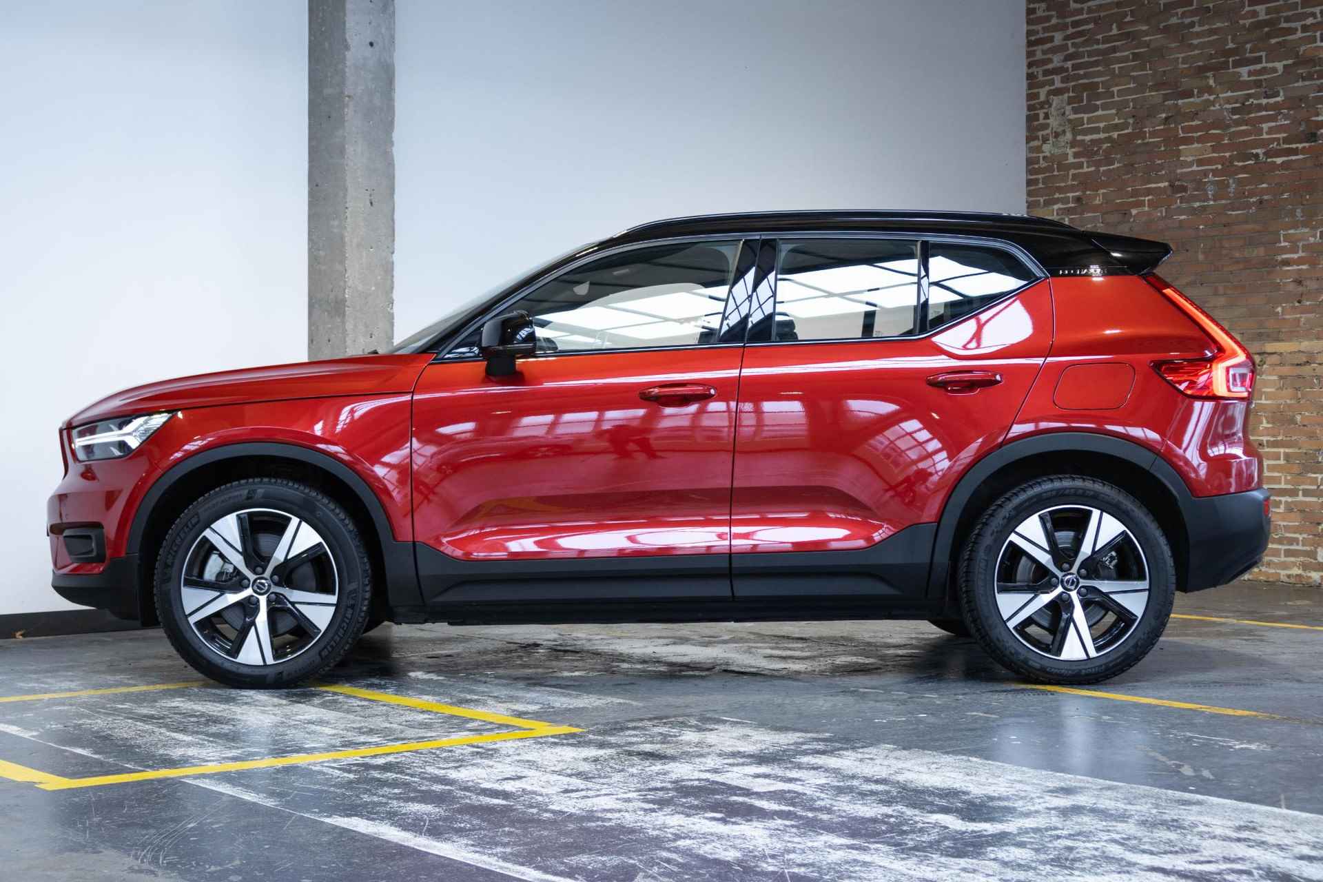 Volvo XC40 Recharge P8 AWD R-Design, | Dealeronderhouden | 360° Camera | Elektrisch verstelbare voorstoelen + bestuurdersstoel met geheugen | Voorstoelen/stuur verwarmd | Harman/Kardon audio systeem | Draadloze telefoonoplader | Lederen bekleding | 19'' Lichtmetalen velgen | Parkeerverwarming - 9/49