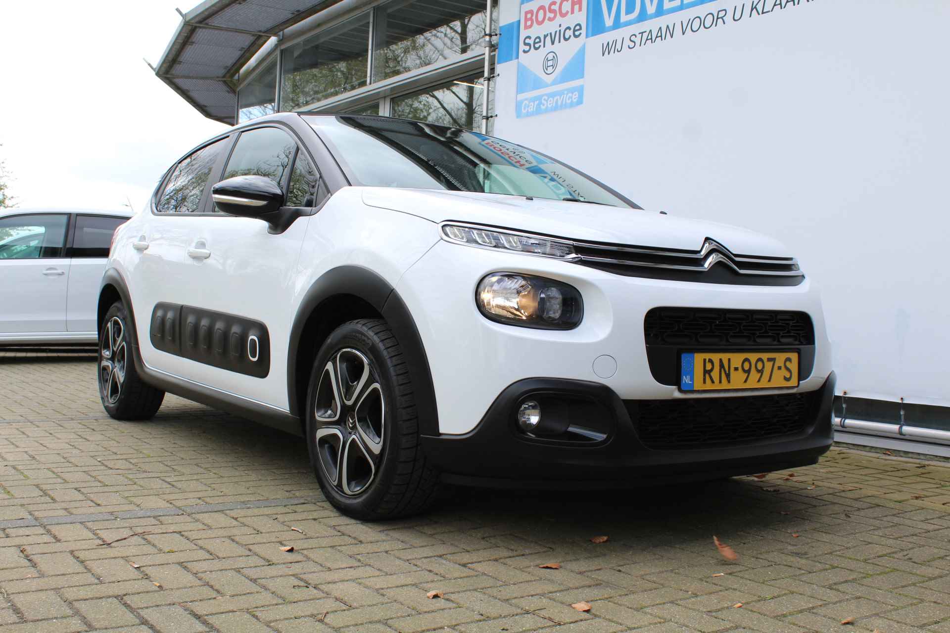 Citroën C3 1.2 PureTech Feel Edition | Incl. 1 jaar Garantie | 2e Eigenaar | Parkeersensoren achter | Cruise controle | Airco | Navigatie | Apple CarPlay/Android Auto | Lane assist | DAB | Multifunctioneel stuurwiel | Getinte ramen | Origineel NL auto | NAP | - 12/42