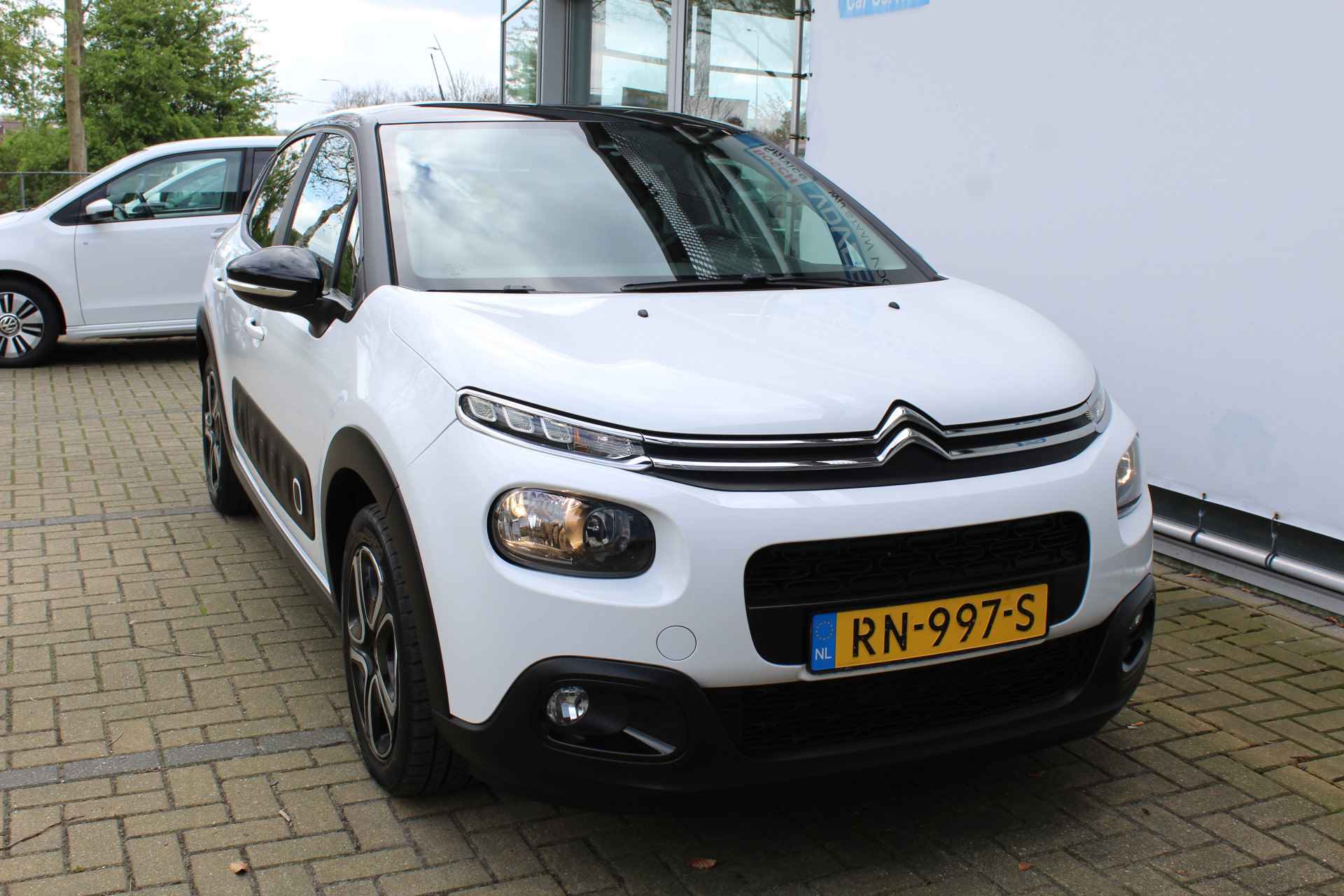 Citroën C3 1.2 PureTech Feel Edition | Incl. 1 jaar Garantie | 2e Eigenaar | Parkeersensoren achter | Cruise controle | Airco | Navigatie | Apple CarPlay/Android Auto | Lane assist | DAB | Multifunctioneel stuurwiel | Getinte ramen | Origineel NL auto | NAP | - 13/42