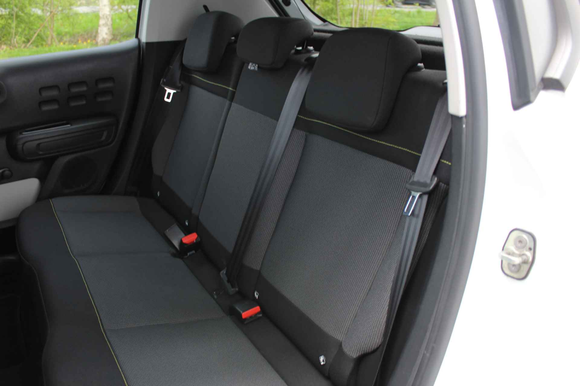 Citroën C3 1.2 PureTech Feel Edition | Incl. 1 jaar Garantie | 2e Eigenaar | Parkeersensoren achter | Cruise controle | Airco | Navigatie | Apple CarPlay/Android Auto | Lane assist | DAB | Multifunctioneel stuurwiel | Getinte ramen | Origineel NL auto | NAP | - 17/42