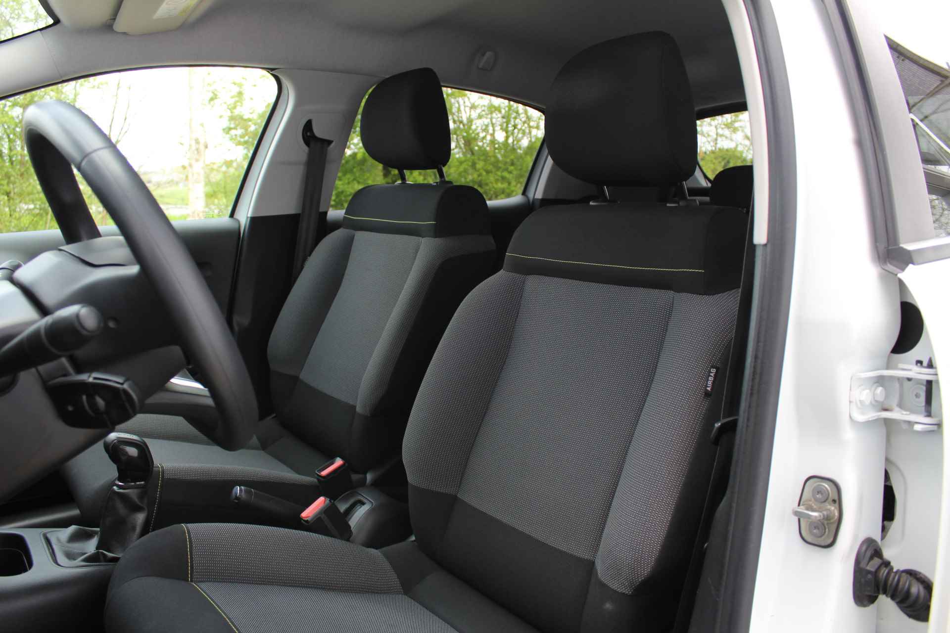 Citroën C3 1.2 PureTech Feel Edition | Incl. 1 jaar Garantie | 2e Eigenaar | Parkeersensoren achter | Cruise controle | Airco | Navigatie | Apple CarPlay/Android Auto | Lane assist | DAB | Multifunctioneel stuurwiel | Getinte ramen | Origineel NL auto | NAP | - 23/42