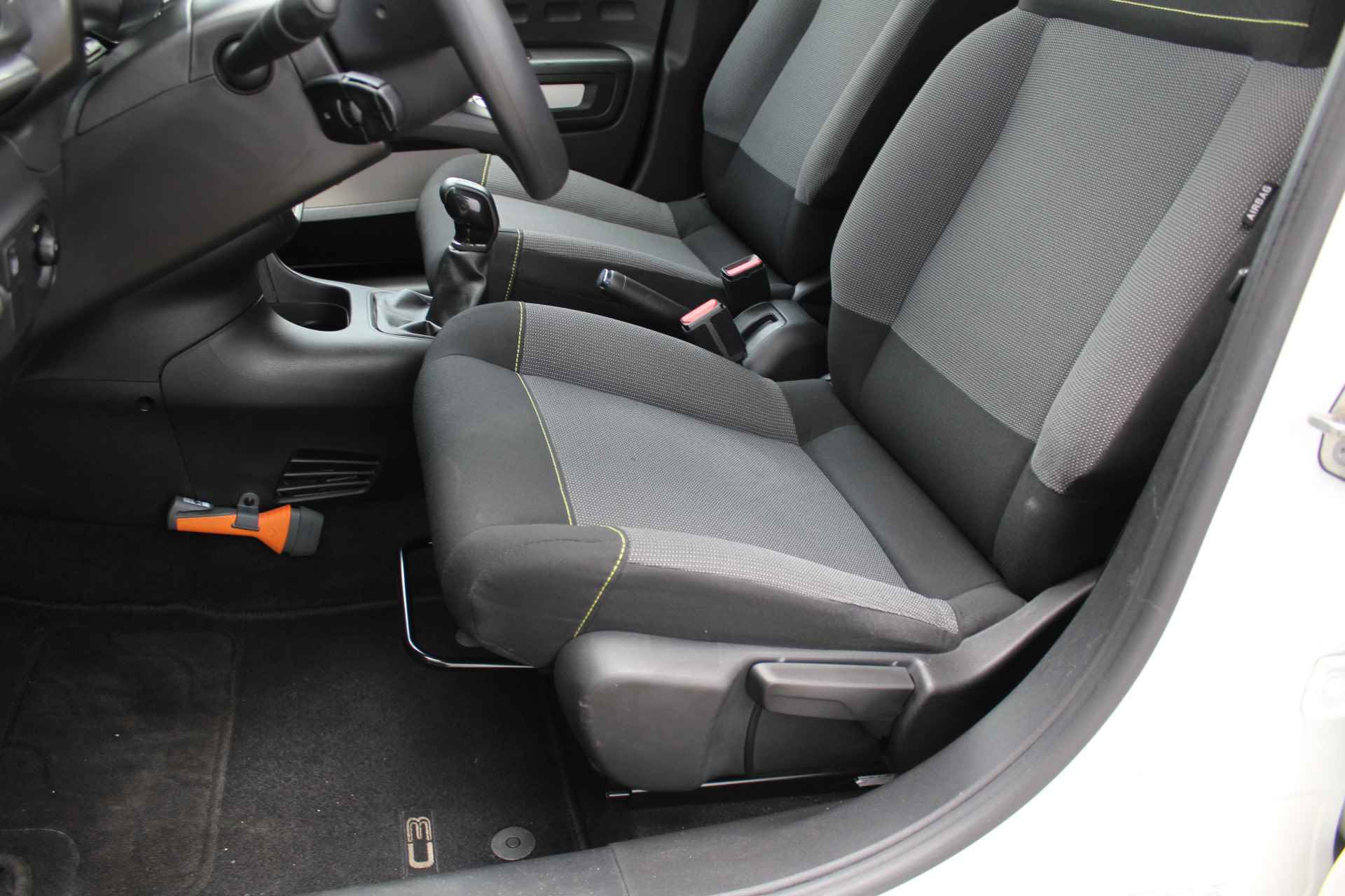 Citroën C3 1.2 PureTech Feel Edition | Incl. 1 jaar Garantie | 2e Eigenaar | Parkeersensoren achter | Cruise controle | Airco | Navigatie | Apple CarPlay/Android Auto | Lane assist | DAB | Multifunctioneel stuurwiel | Getinte ramen | Origineel NL auto | NAP | - 24/42