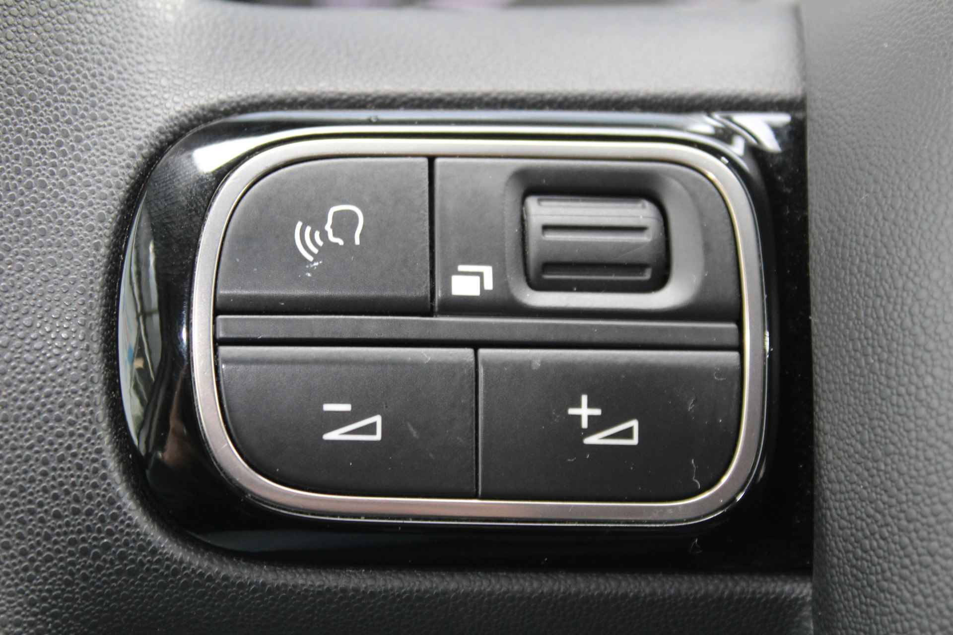 Citroën C3 1.2 PureTech Feel Edition | Incl. 1 jaar Garantie | 2e Eigenaar | Parkeersensoren achter | Cruise controle | Airco | Navigatie | Apple CarPlay/Android Auto | Lane assist | DAB | Multifunctioneel stuurwiel | Getinte ramen | Origineel NL auto | NAP | - 28/42