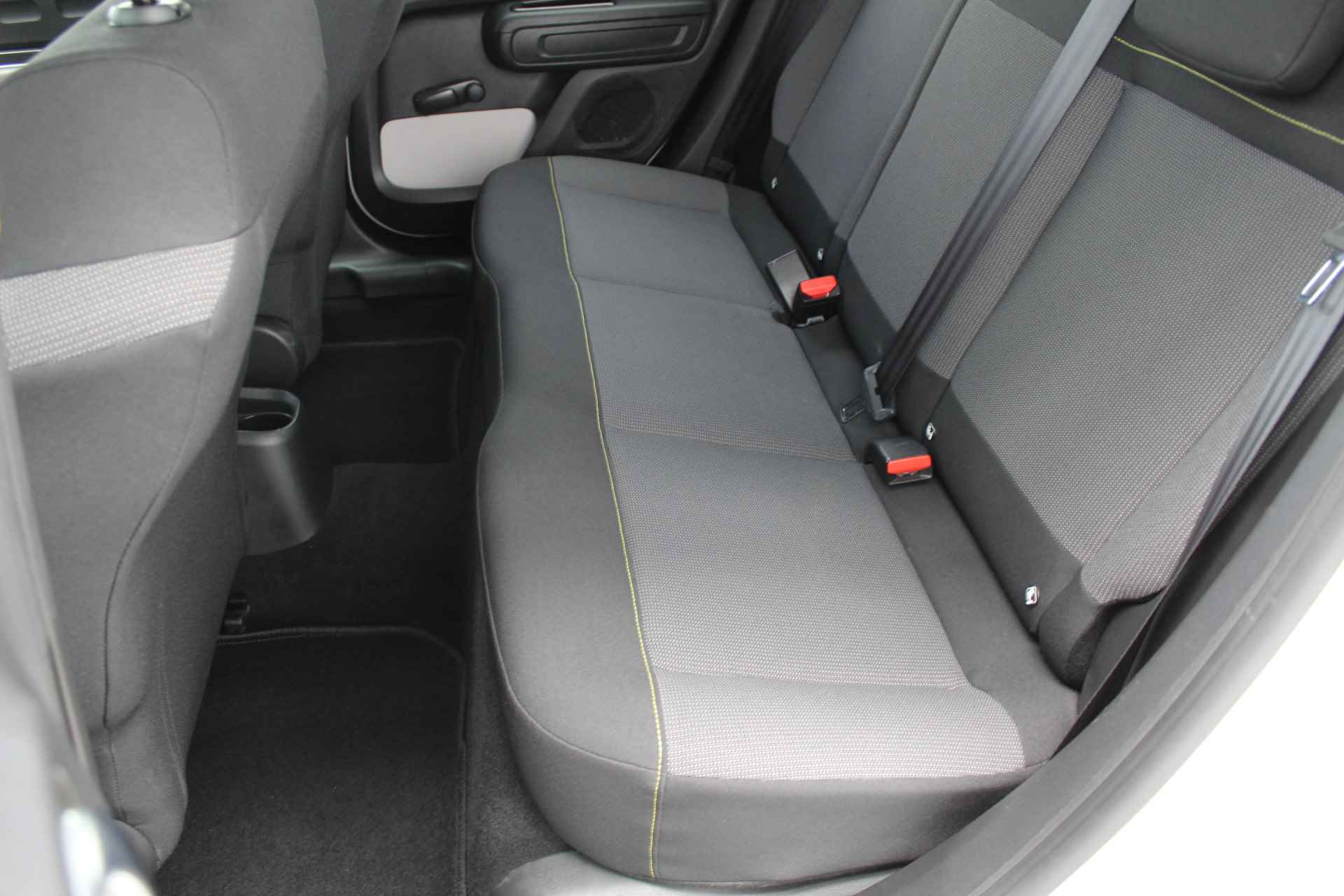 Citroën C3 1.2 PureTech Feel Edition | Incl. 1 jaar Garantie | 2e Eigenaar | Parkeersensoren achter | Cruise controle | Airco | Navigatie | Apple CarPlay/Android Auto | Lane assist | DAB | Multifunctioneel stuurwiel | Getinte ramen | Origineel NL auto | NAP | - 18/42