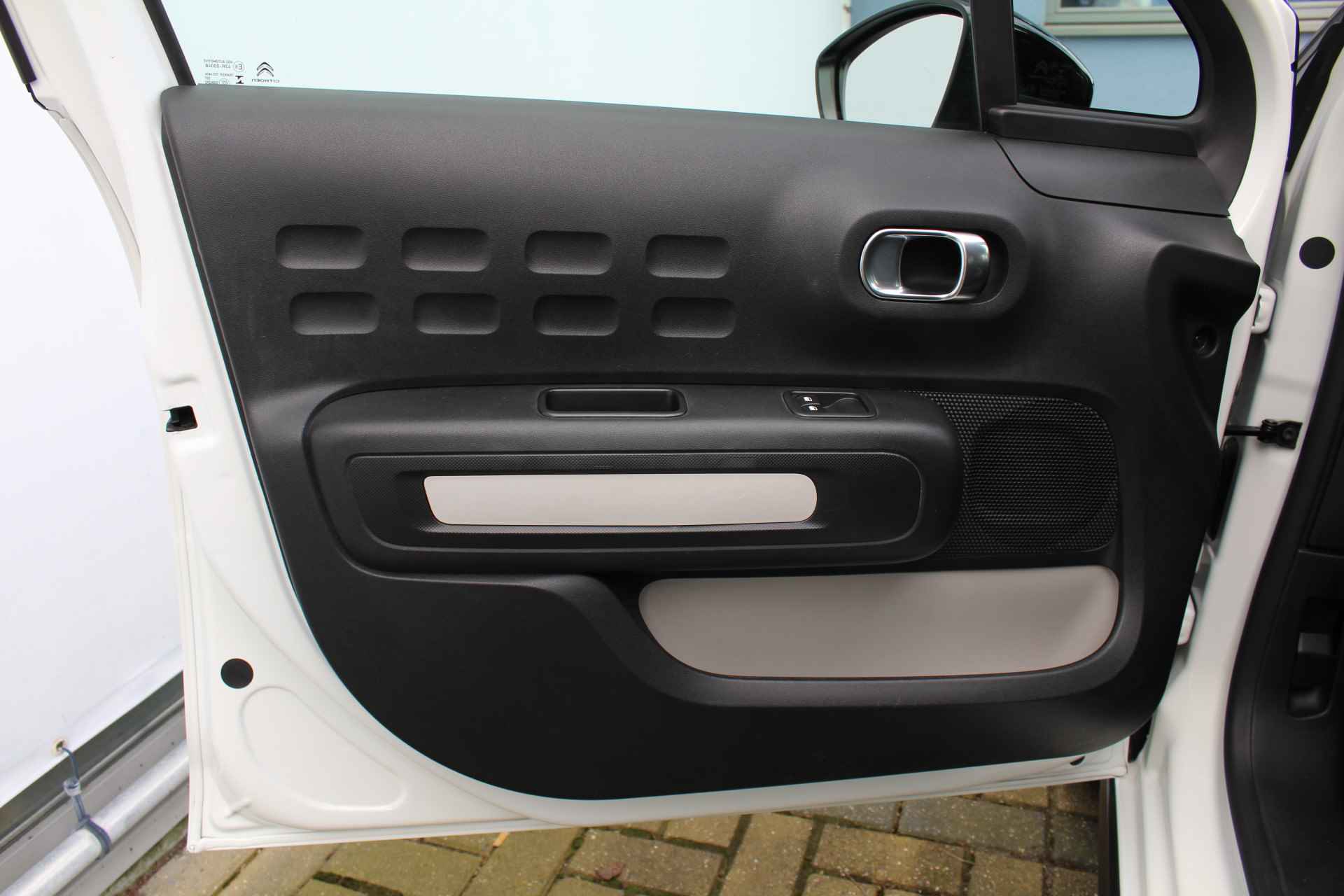 Citroën C3 1.2 PureTech Feel Edition | Incl. 1 jaar Garantie | 2e Eigenaar | Parkeersensoren achter | Cruise controle | Airco | Navigatie | Apple CarPlay/Android Auto | Lane assist | DAB | Multifunctioneel stuurwiel | Getinte ramen | Origineel NL auto | NAP | - 21/42