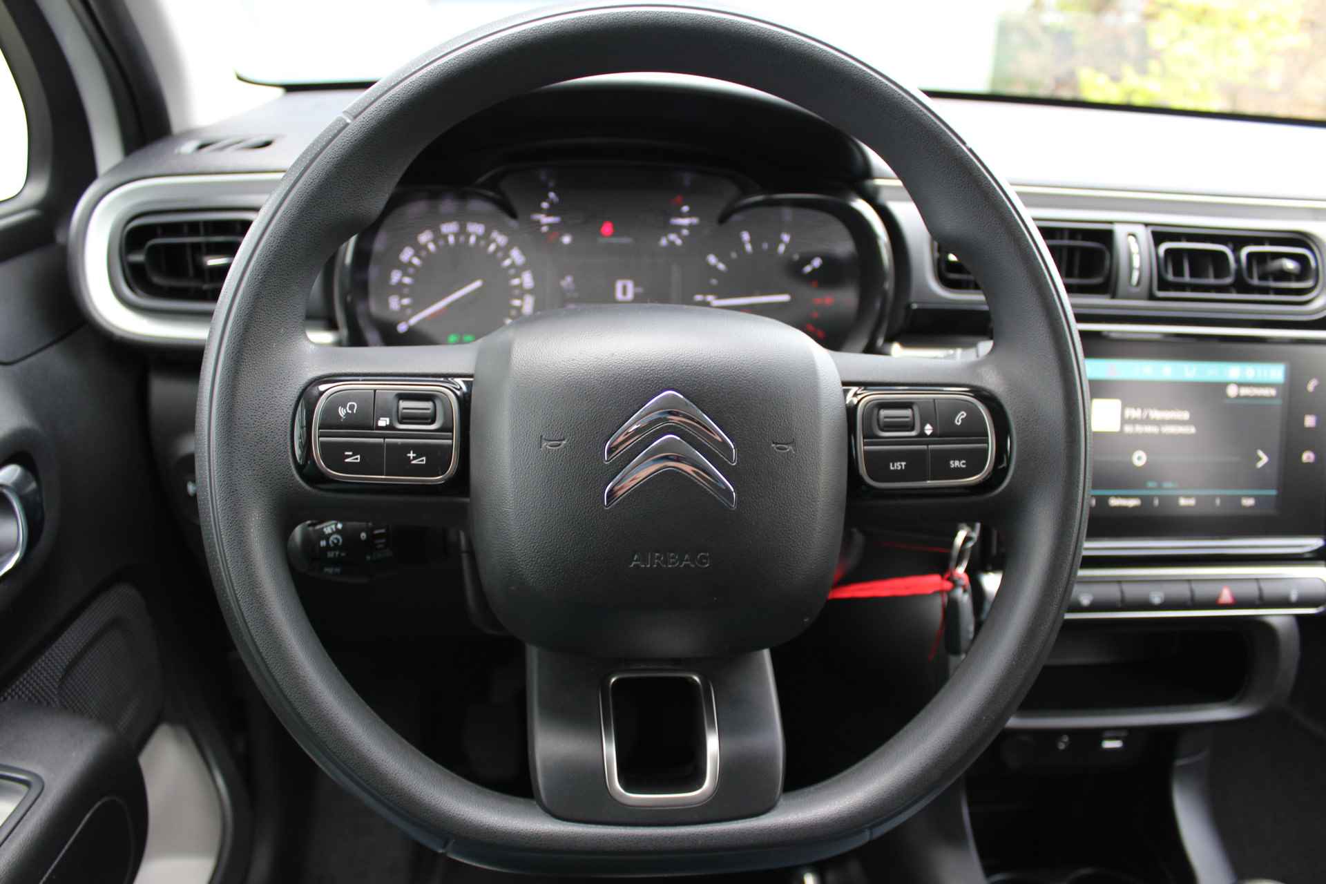 Citroën C3 1.2 PureTech Feel Edition | Incl. 1 jaar Garantie | 2e Eigenaar | Parkeersensoren achter | Cruise controle | Airco | Navigatie | Apple CarPlay/Android Auto | Lane assist | DAB | Multifunctioneel stuurwiel | Getinte ramen | Origineel NL auto | NAP | - 27/42