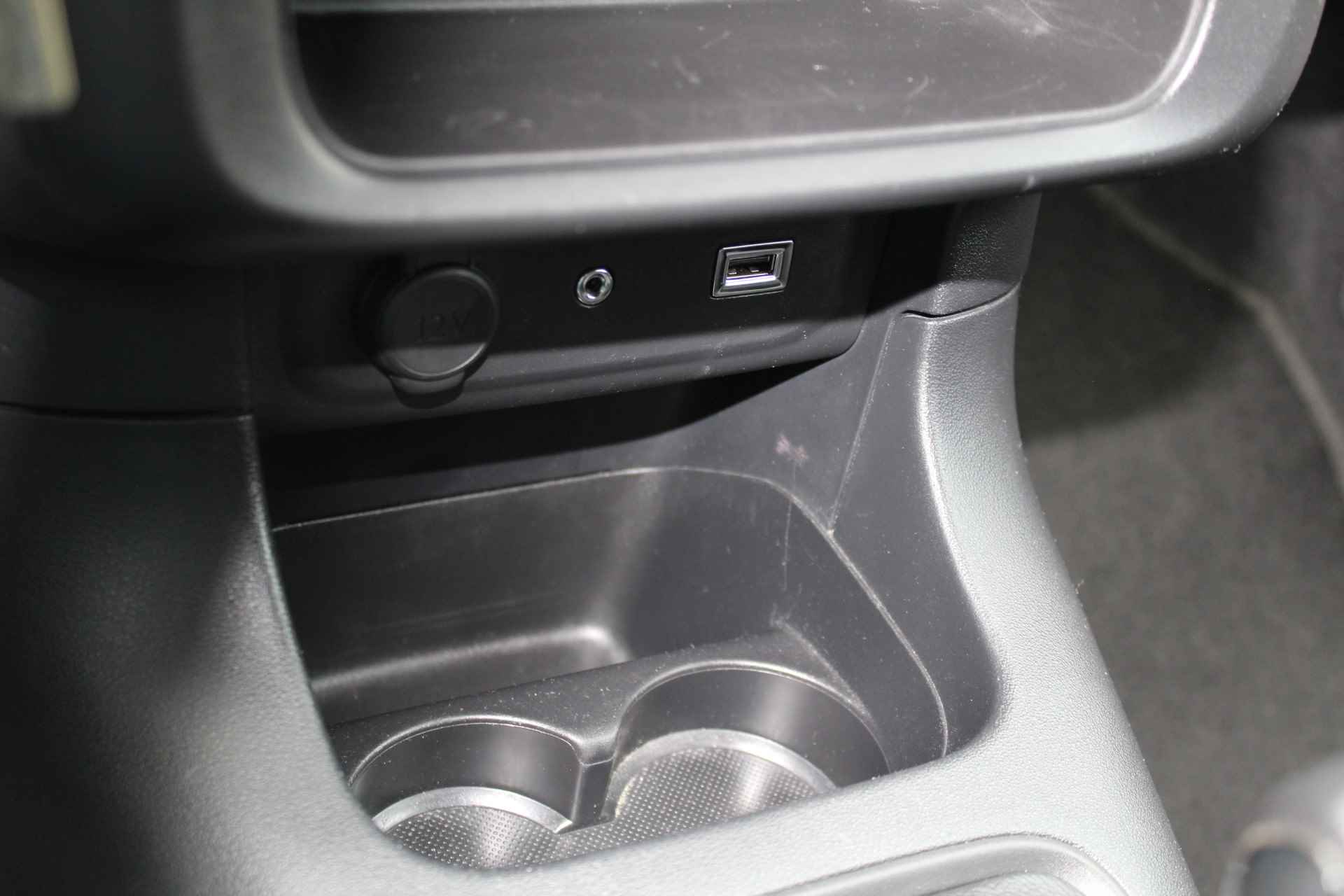 Citroën C3 1.2 PureTech Feel Edition | Incl. 1 jaar Garantie | 2e Eigenaar | Parkeersensoren achter | Cruise controle | Airco | Navigatie | Apple CarPlay/Android Auto | Lane assist | DAB | Multifunctioneel stuurwiel | Getinte ramen | Origineel NL auto | NAP | - 38/42