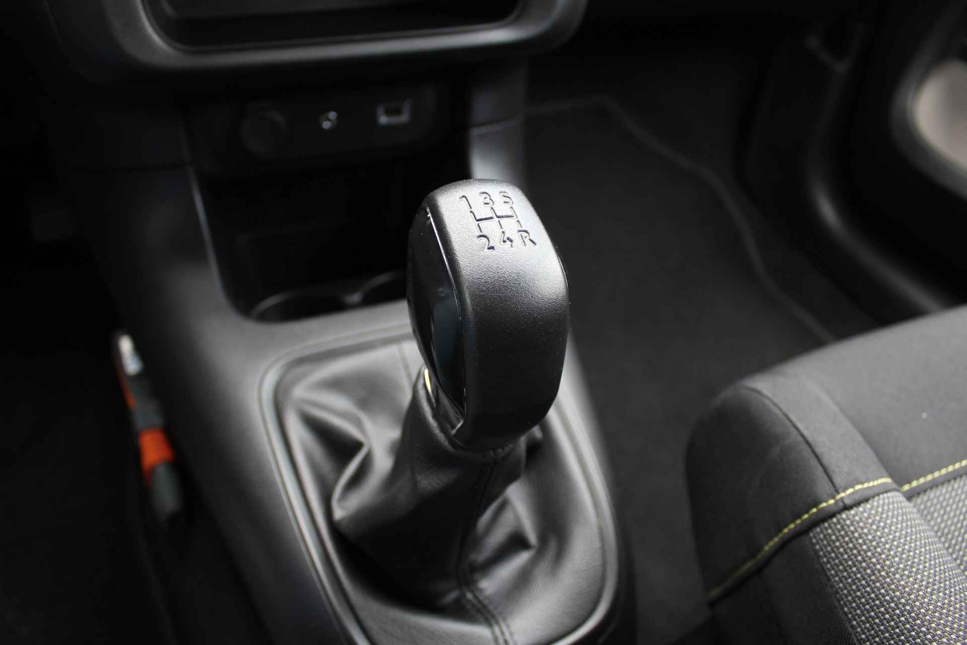 Citroën C3 1.2 PureTech Feel Edition | Incl. 1 jaar Garantie | 2e Eigenaar | Parkeersensoren achter | Cruise controle | Airco | Navigatie | Apple CarPlay/Android Auto | Lane assist | DAB | Multifunctioneel stuurwiel | Getinte ramen | Origineel NL auto | NAP | - 39/42