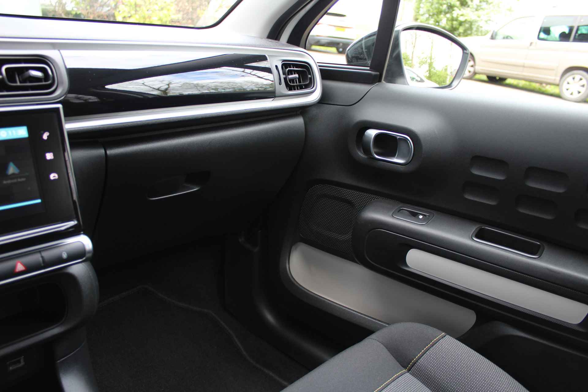 Citroën C3 1.2 PureTech Feel Edition | Incl. 1 jaar Garantie | 2e Eigenaar | Parkeersensoren achter | Cruise controle | Airco | Navigatie | Apple CarPlay/Android Auto | Lane assist | DAB | Multifunctioneel stuurwiel | Getinte ramen | Origineel NL auto | NAP | - 40/42