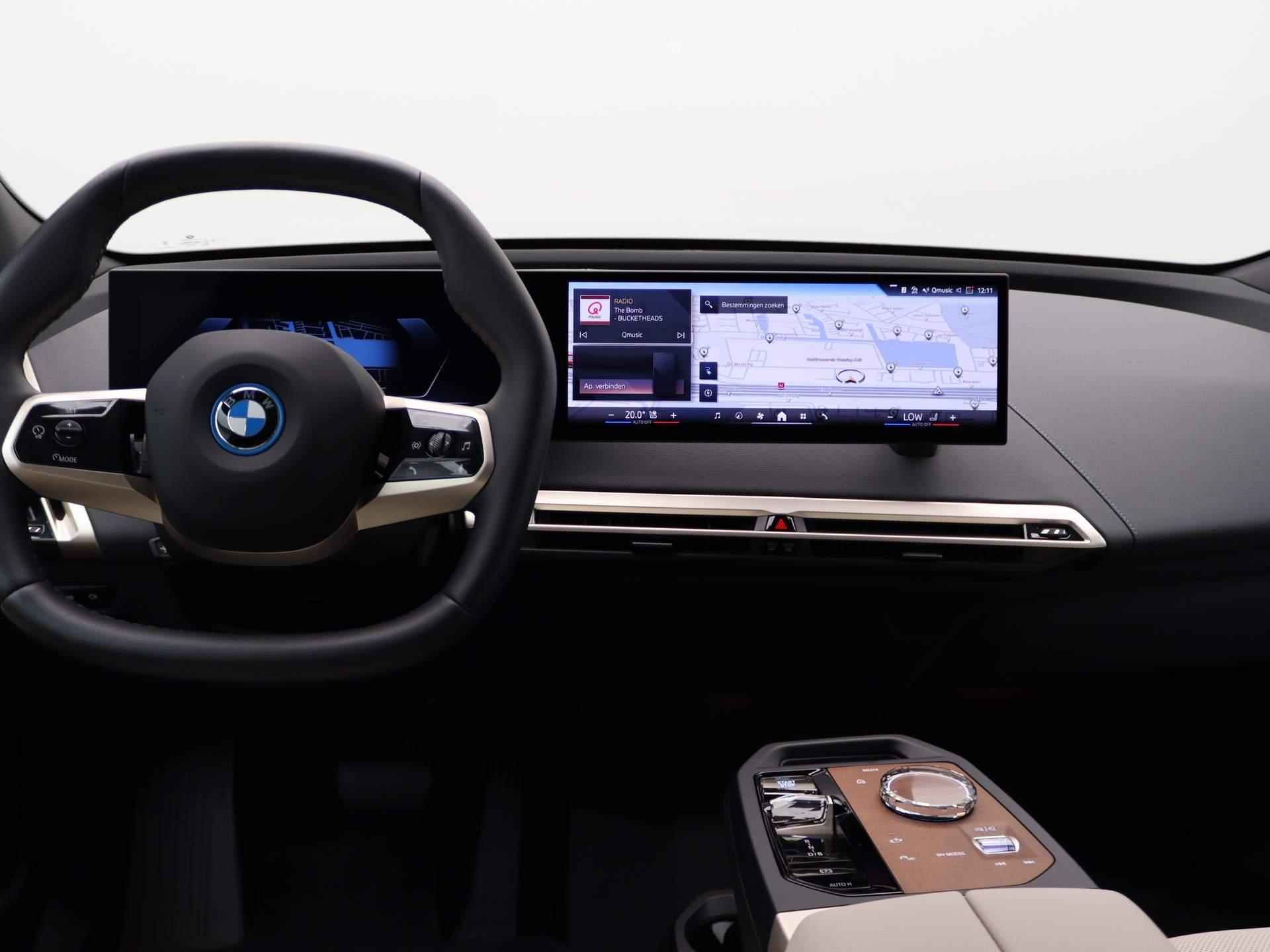 BMW iX xDrive40 Business Edition Plus 77 kWh / Trekhaak / Driving Assistant Professional / Panoramadak Sky Lounge / Bowers & Wilkins / Soft Close / 22' - 7/23