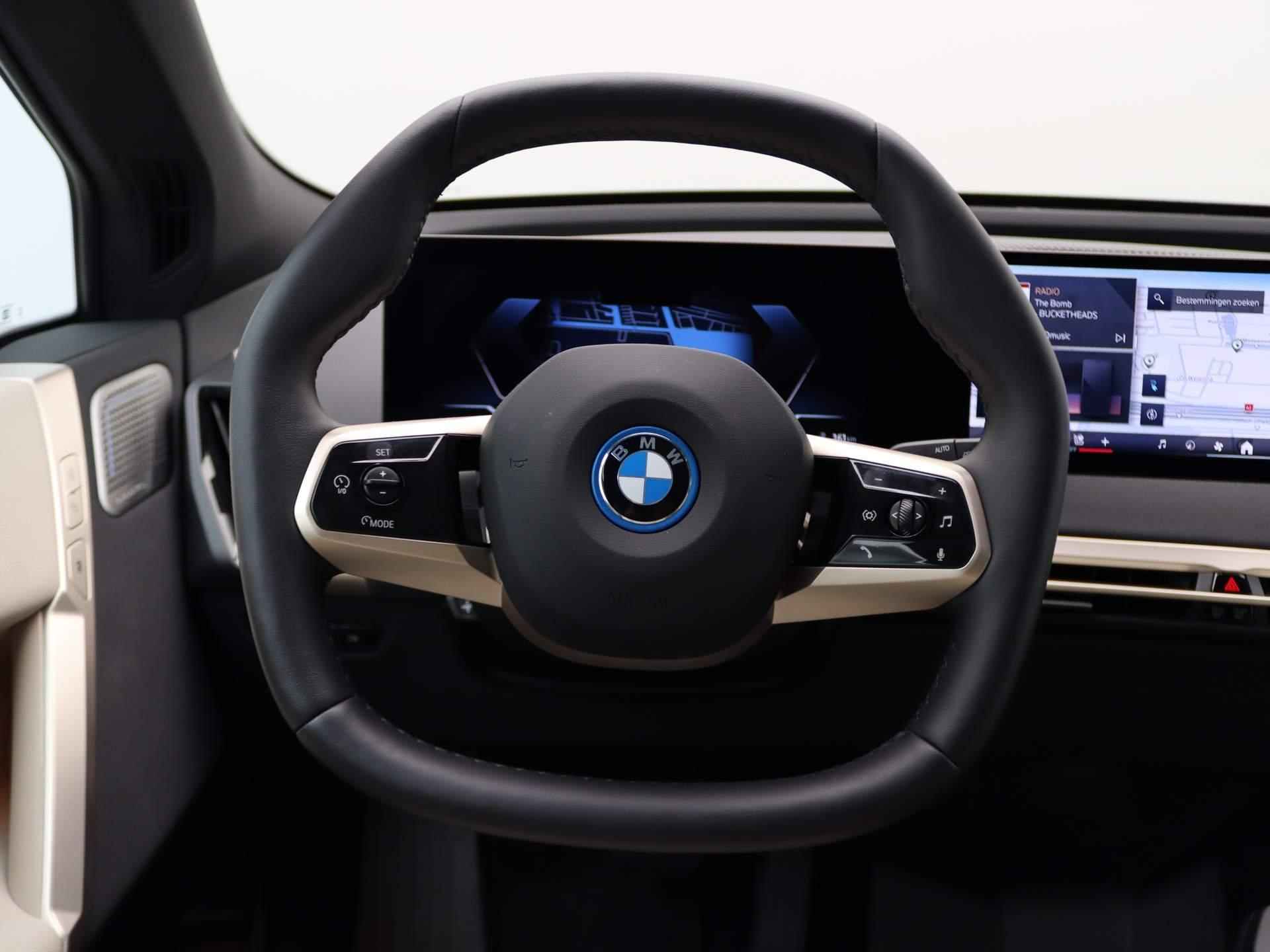 BMW iX xDrive40 Business Edition Plus 77 kWh / Trekhaak / Driving Assistant Professional / Panoramadak Sky Lounge / Bowers & Wilkins / Soft Close / 22' - 8/23