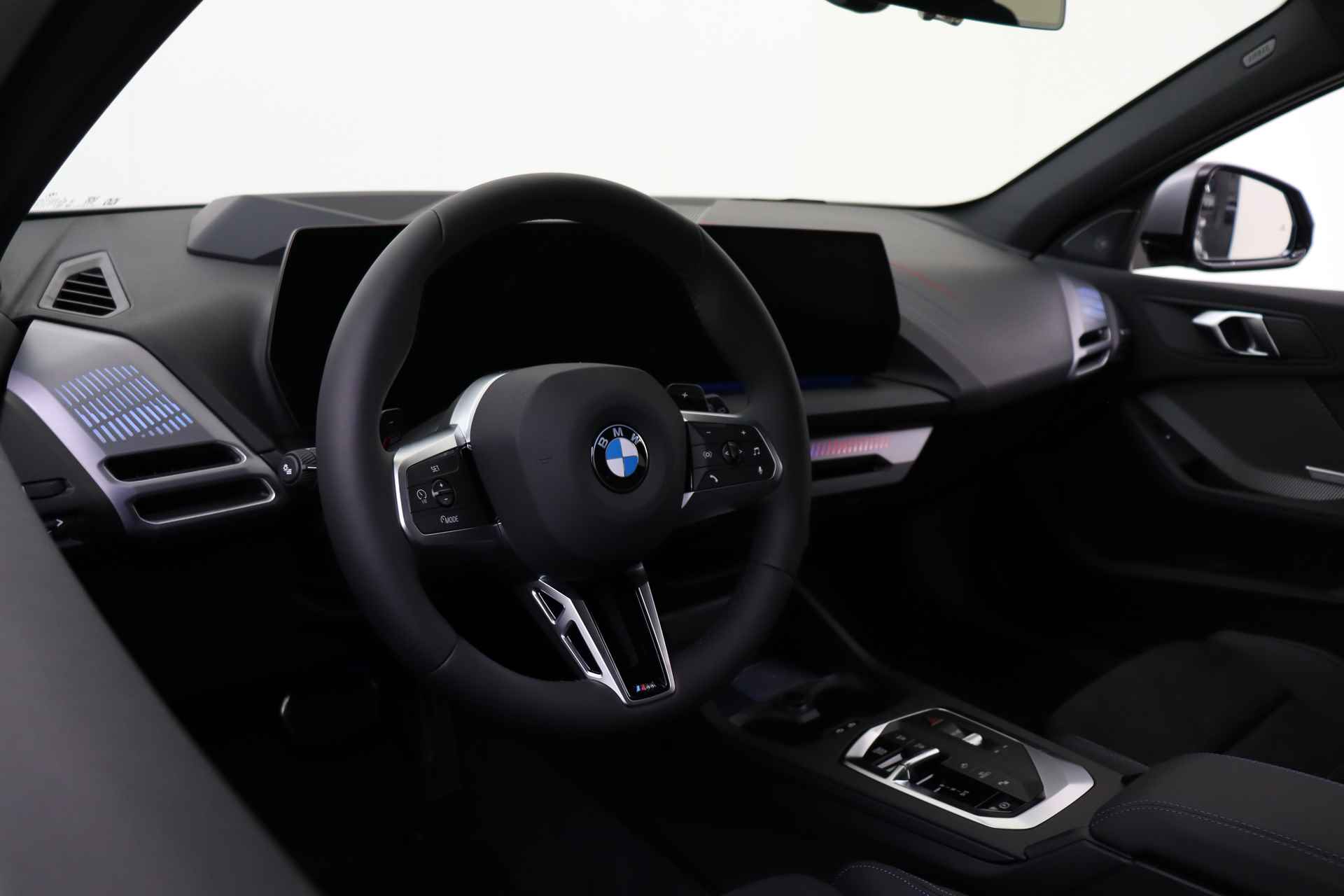 BMW 1-serie 120 High Executive M Sport Automaat / M Sportstoelen / Adaptieve LED / Parking Assistant Plus / M Adaptief onderstel / Comfort Access / Head-Up - 4/49