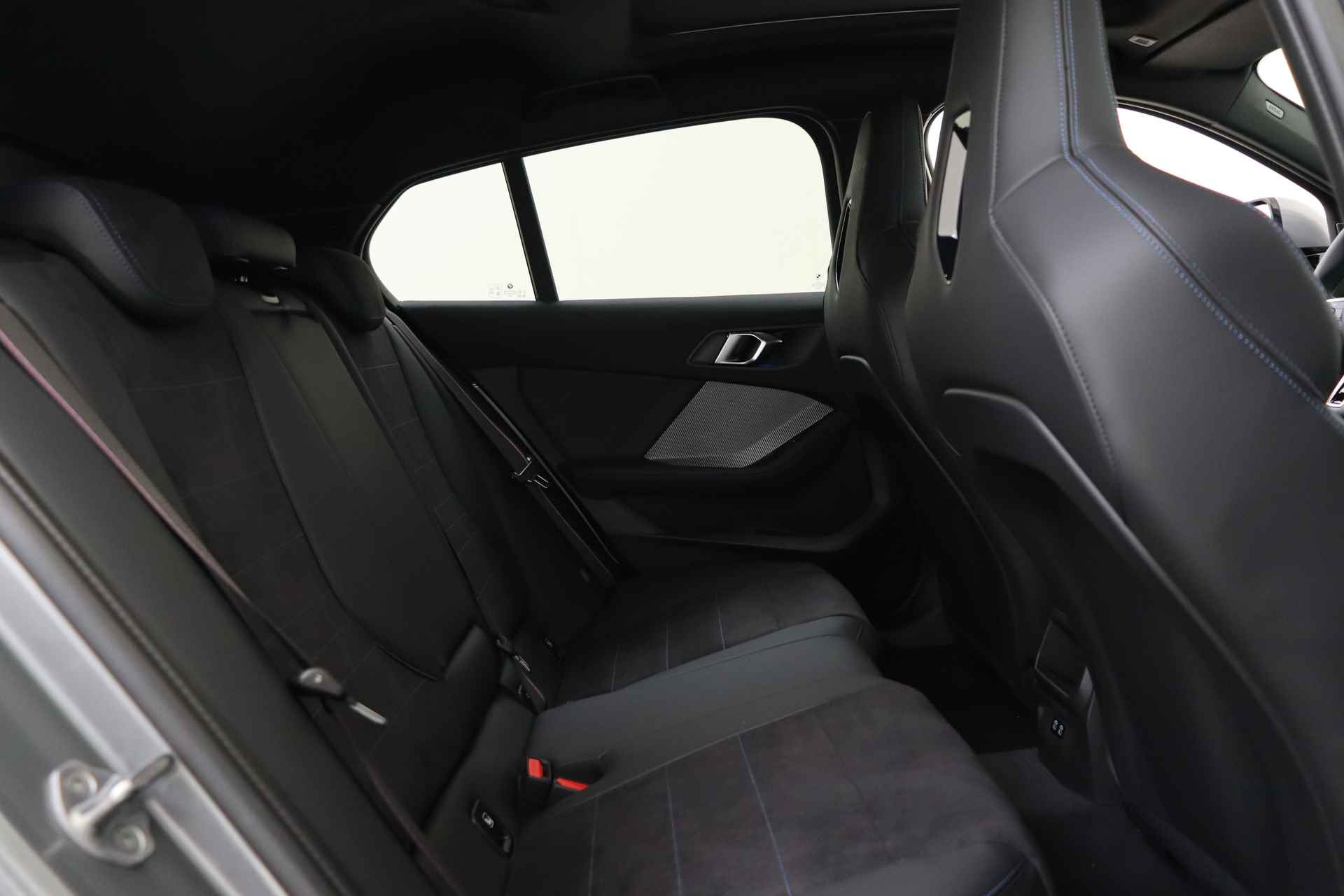 BMW 1-serie 120 High Executive M Sport Automaat / M Sportstoelen / Adaptieve LED / Parking Assistant Plus / M Adaptief onderstel / Comfort Access / Head-Up - 19/49