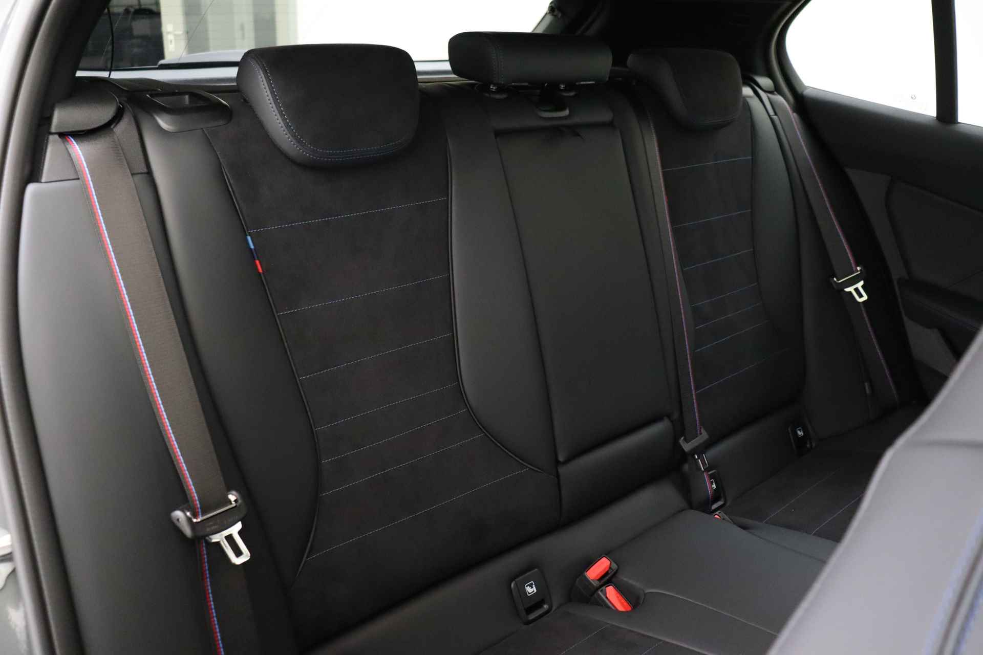 BMW 1-serie 120 High Executive M Sport Automaat / M Sportstoelen / Adaptieve LED / Parking Assistant Plus / M Adaptief onderstel / Comfort Access / Head-Up - 20/49